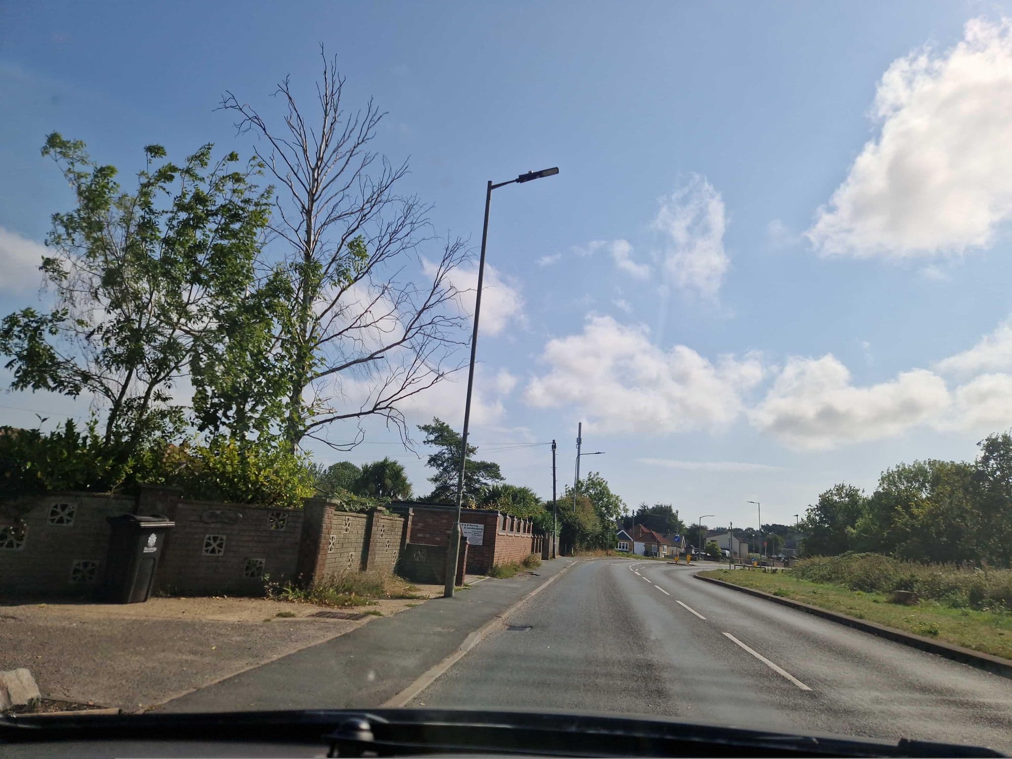 Street view near Highfield Grange Holiday Park, Little Clacton — © edloach (CC BY-SA · Mapillary)