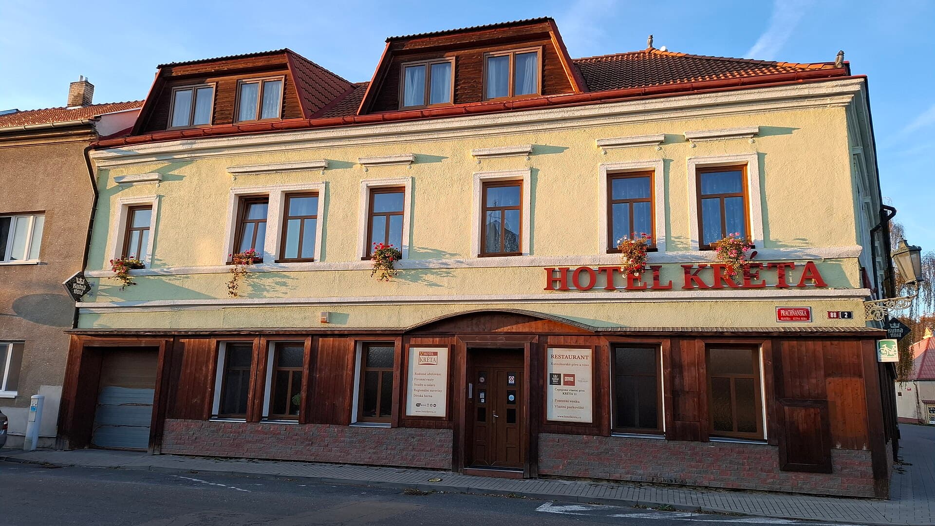 Hotel Kréta (via Wikimedia Commons, CC BY-SA 4.0)