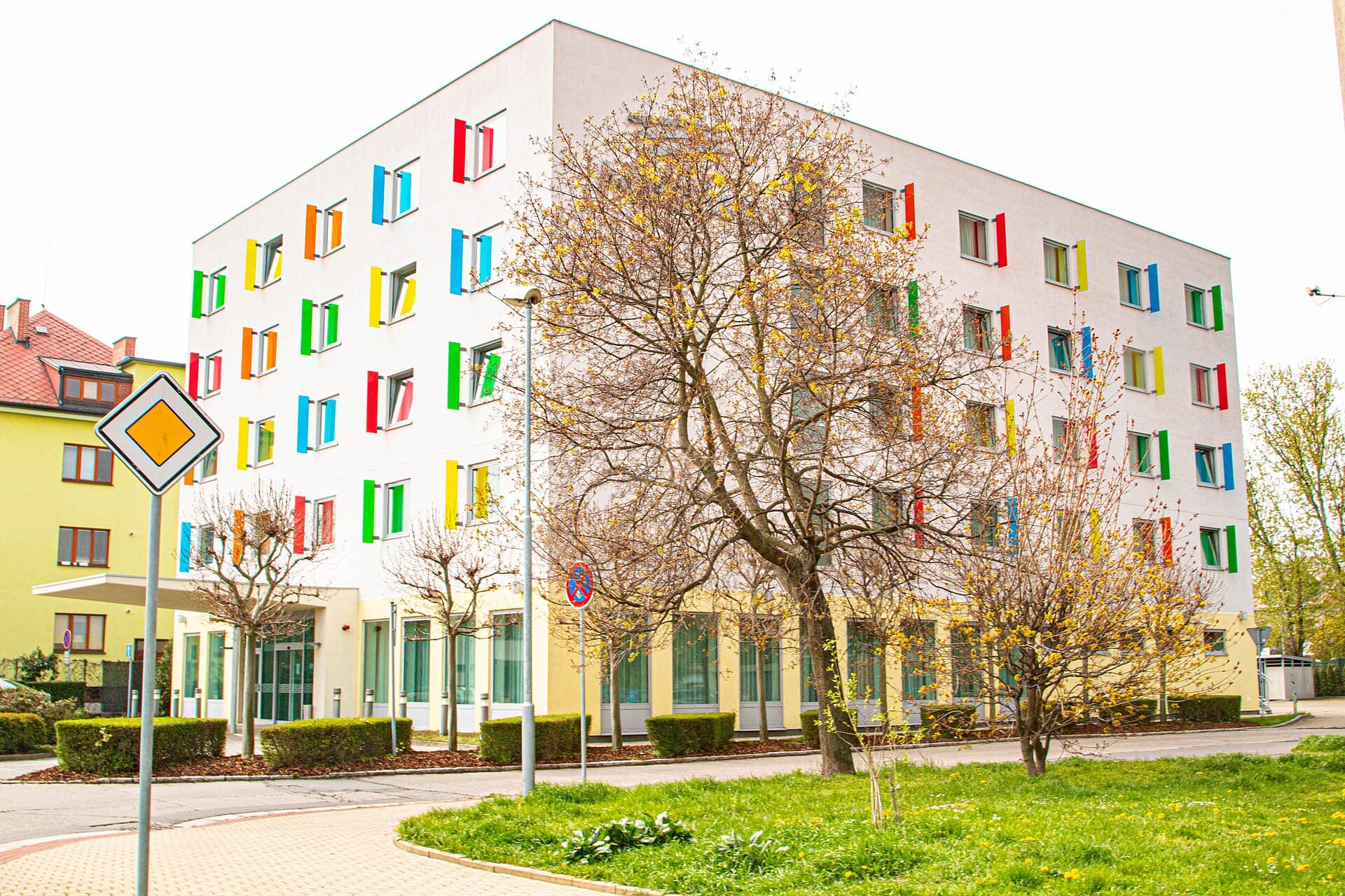 Hotel Euro (via Wikimedia Commons, CC BY-SA 4.0)