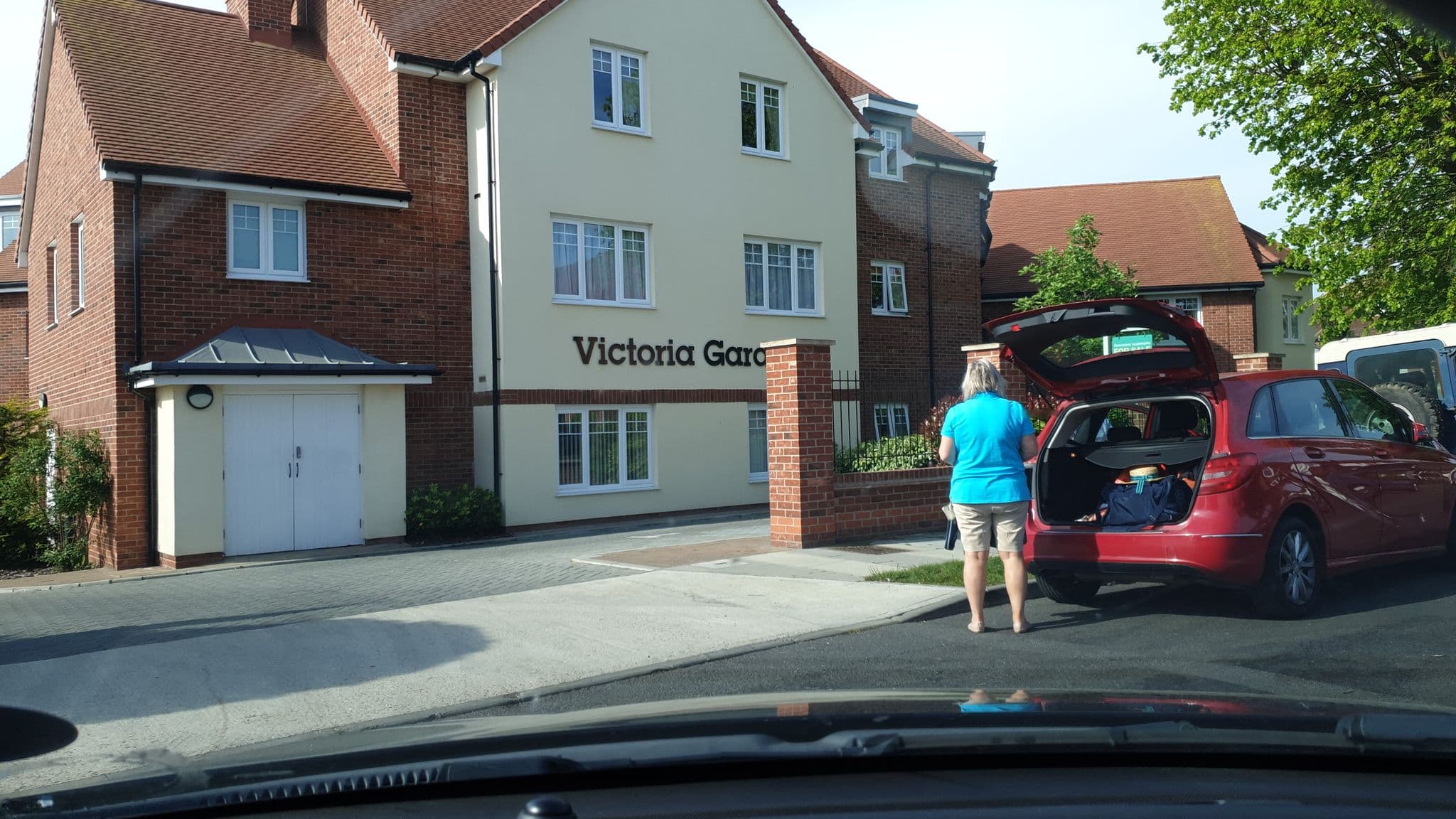 Street view near Russell Lodge, Frinton-on-Sea — © edloach (CC BY-SA · Mapillary)