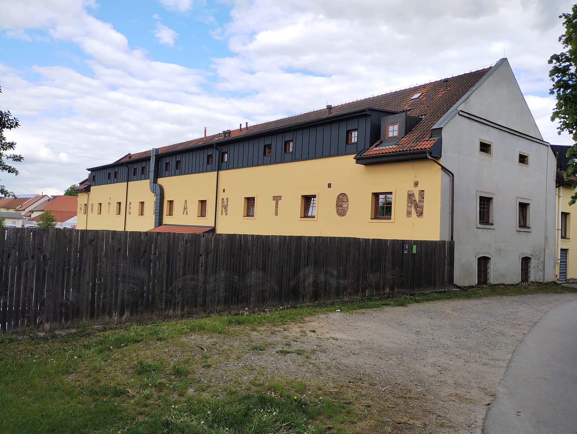 Hotel Antoň (via Wikimedia Commons, CC BY-SA 4.0)