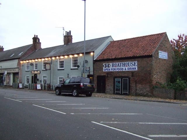 Boathouse (via Wikimedia Commons, CC BY-SA 2.0)