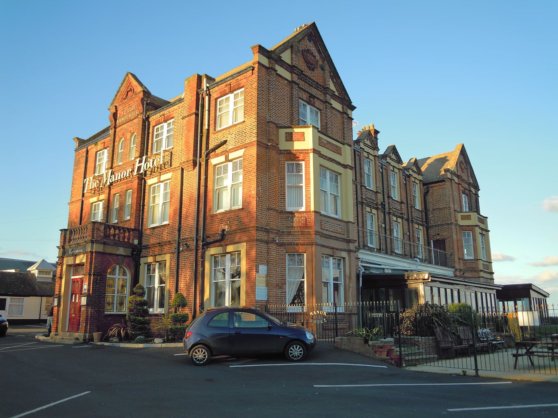 The Manor Hotel Mundesley (via Wikimedia Commons, CC BY 3.0)