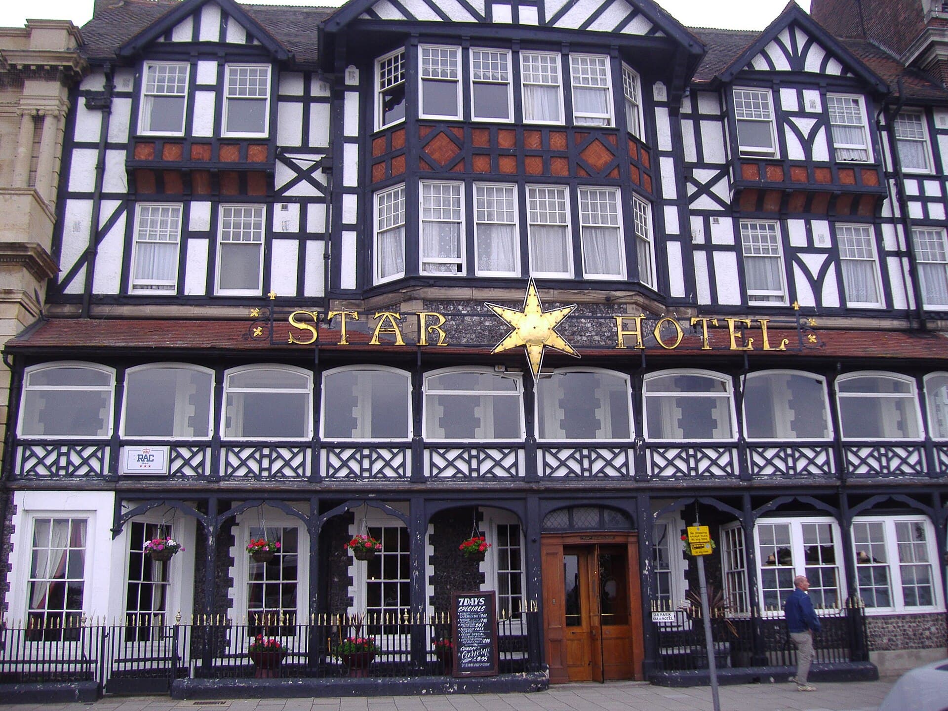 Star Hotel (via Wikimedia Commons, CC BY 3.0)