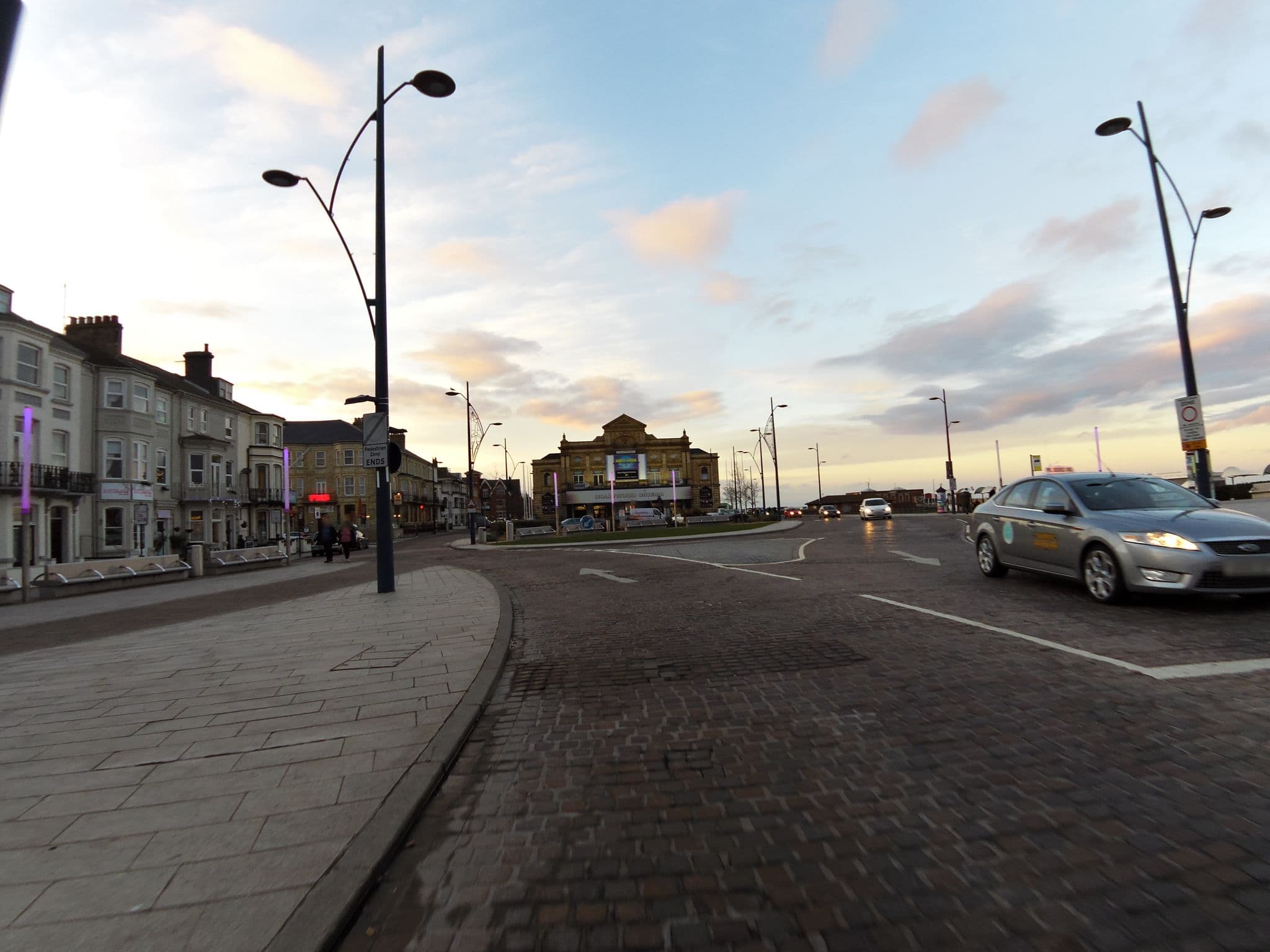 Street view near Henrys on the Prom, Great Yarmouth — © smsm1 (CC BY-SA · Mapillary)