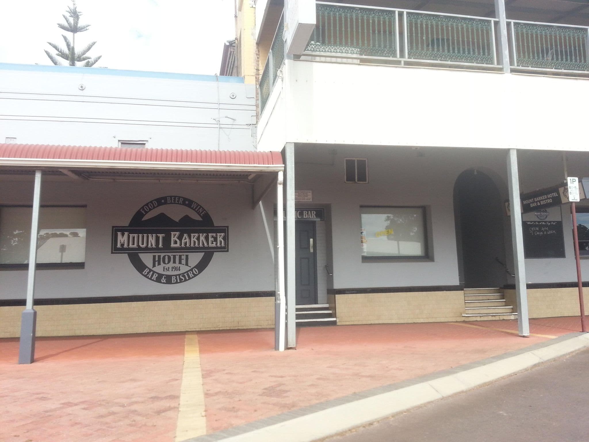 Street view near Mount Barker Hotel, McKail — © bob3bob3 (CC BY-SA · Mapillary)