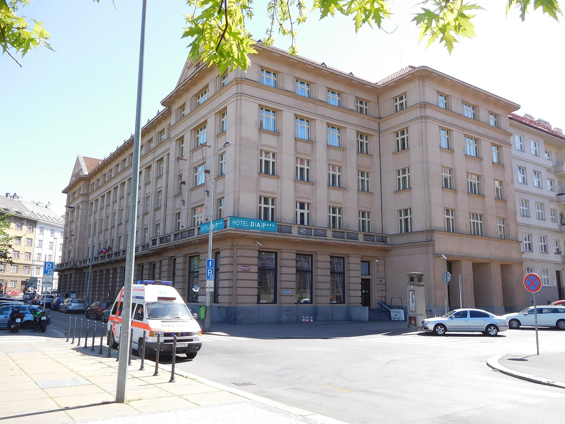 Hotel DAP (via Wikimedia Commons, CC BY-SA 3.0)