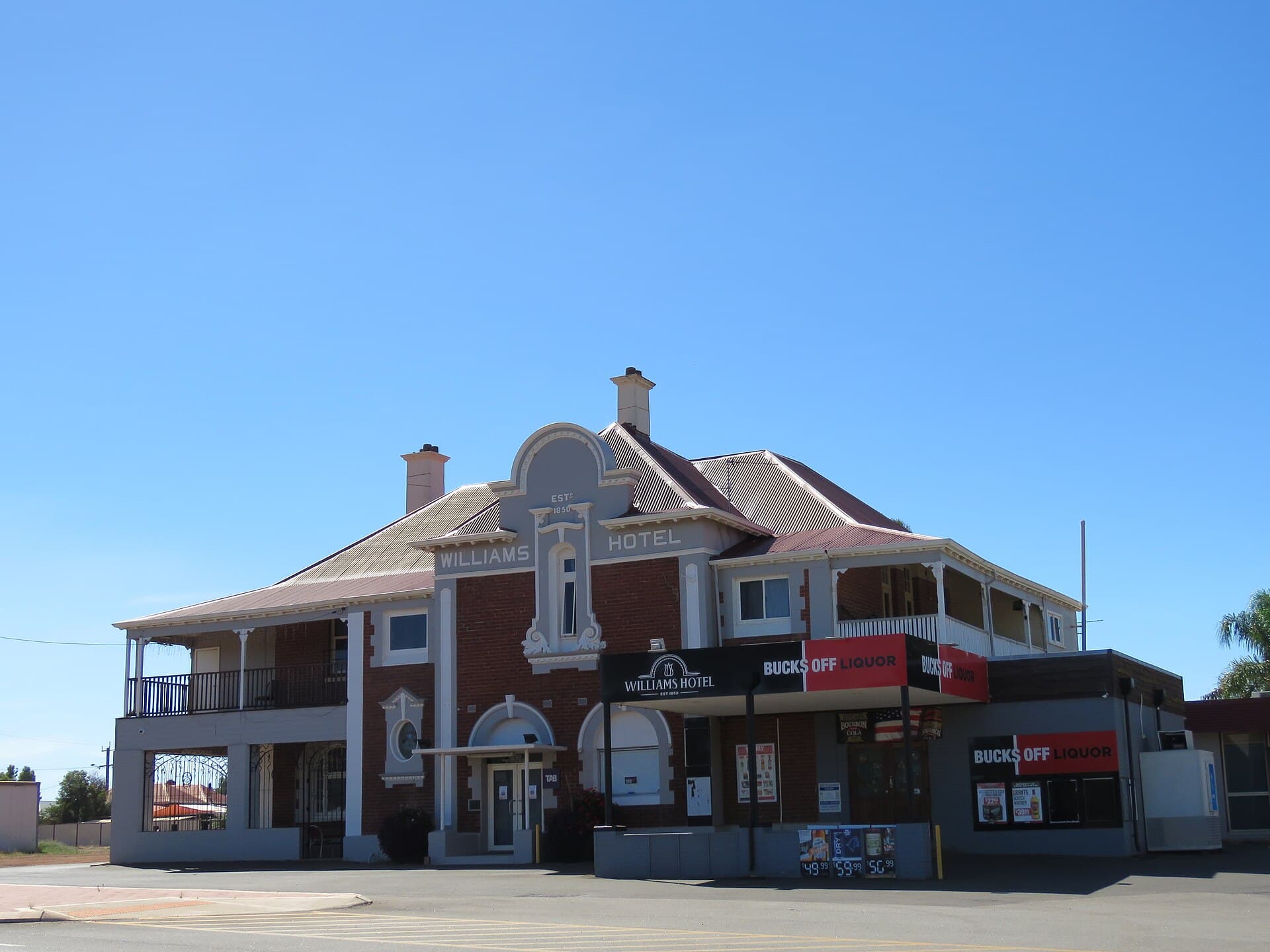 Williams Hotel (via Wikimedia Commons, CC BY-SA 4.0)