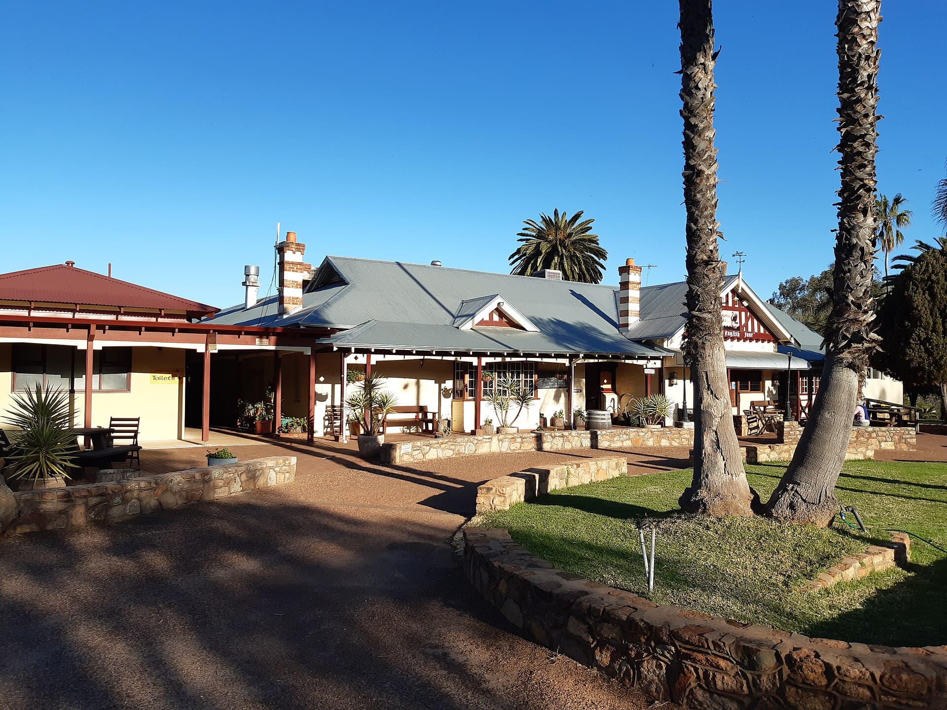 Quindanning Hotel (via Wikimedia Commons, CC BY-SA 4.0)