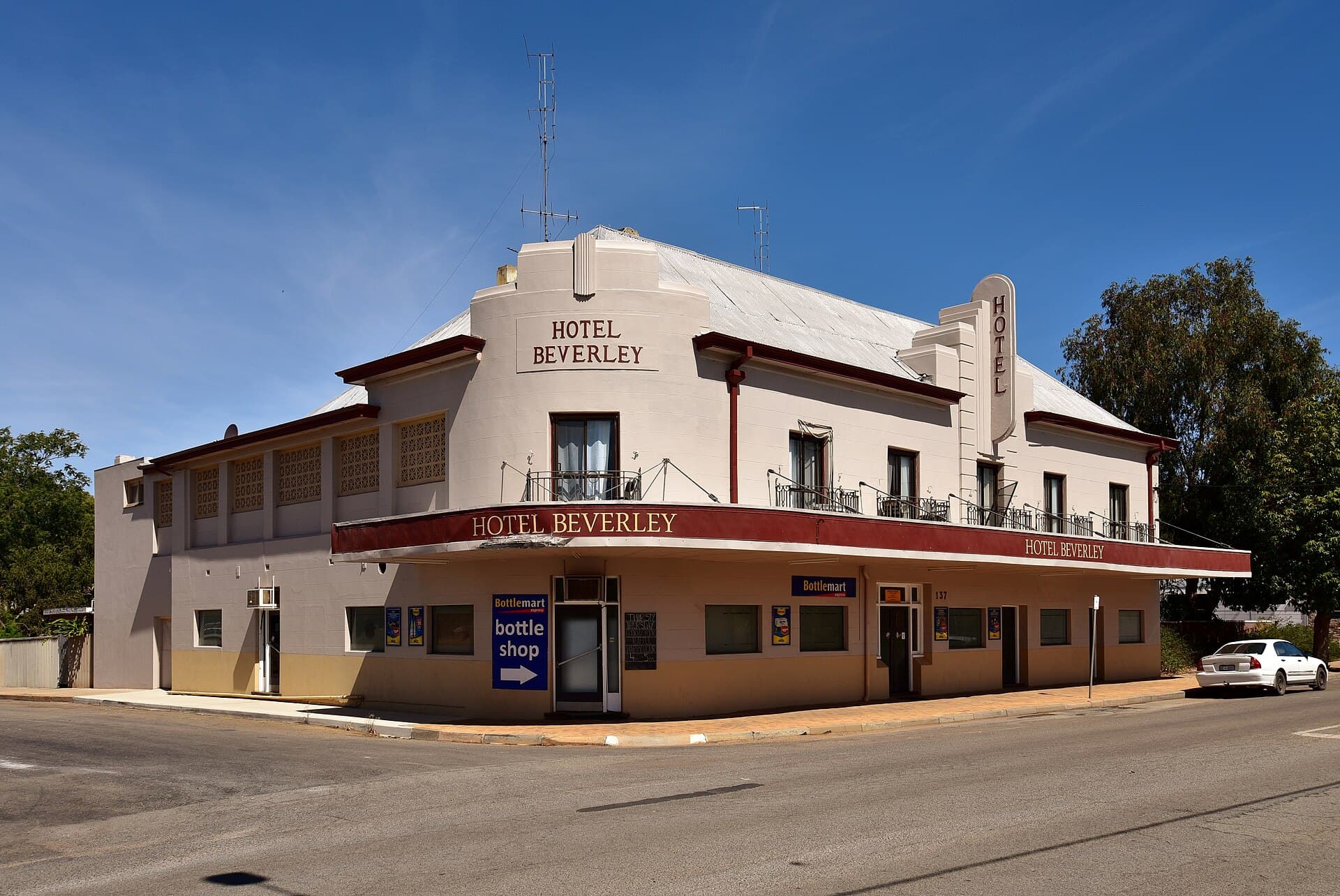 Hotel Beverley (via Wikimedia Commons, CC BY-SA 4.0)