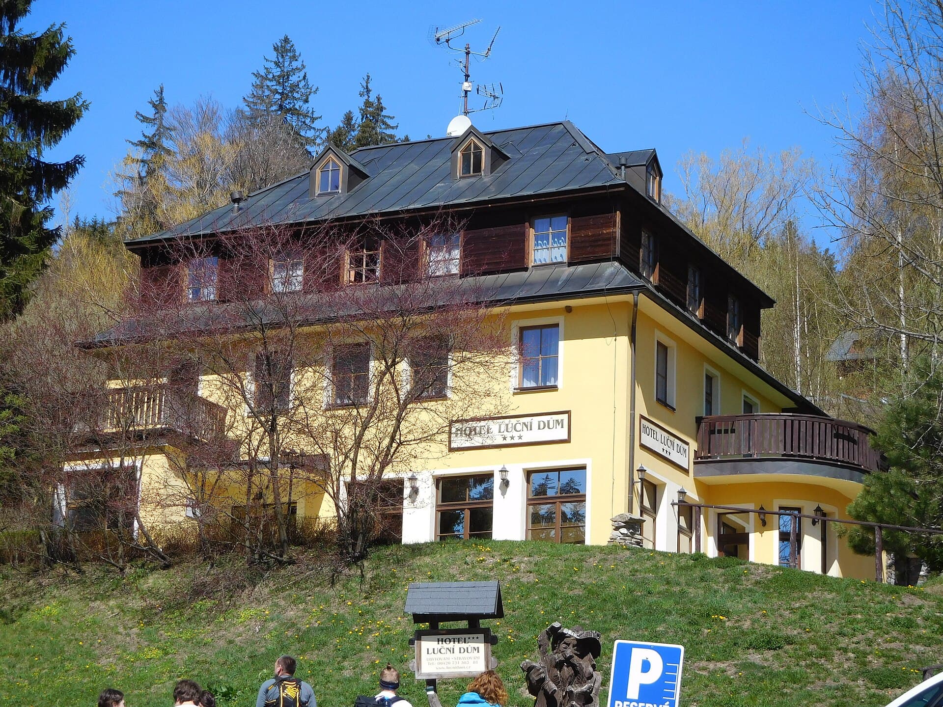 Hotel LUČNÍ DŮM (via Wikimedia Commons, CC BY-SA 3.0)