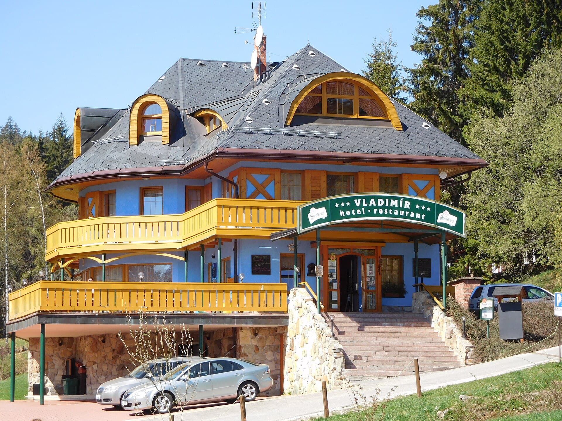Hotel Vladimír (via Wikimedia Commons, CC BY-SA 3.0)