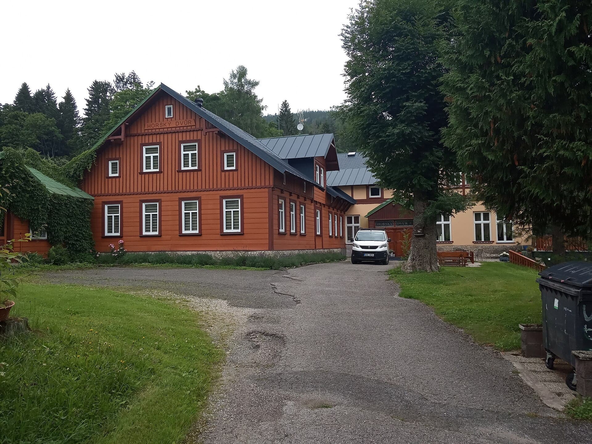 Pension Horský Dvůr (via Wikimedia Commons, CC BY-SA 3.0)