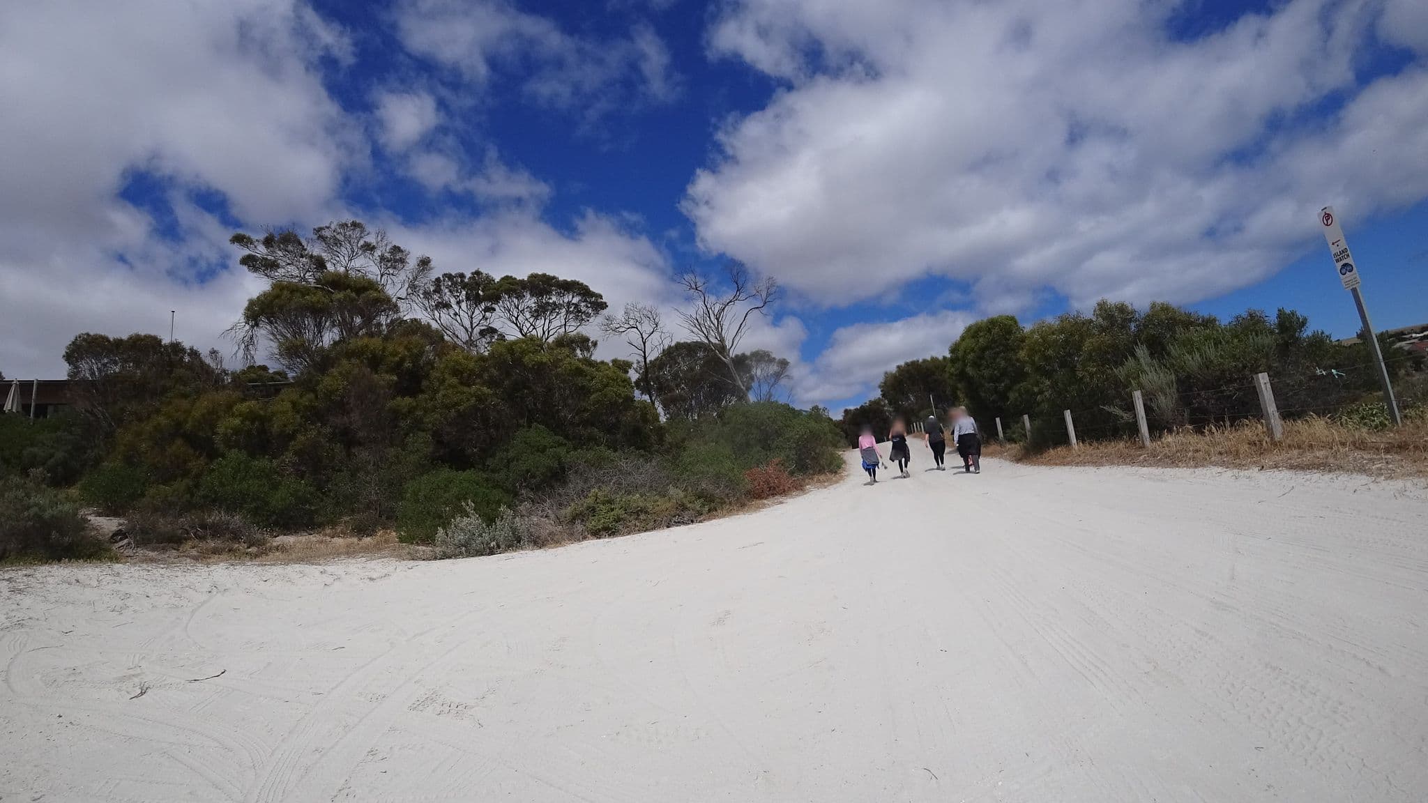 Street view near Emu Bay Stay, Kingscote — © aharvey (CC BY-SA · Mapillary)