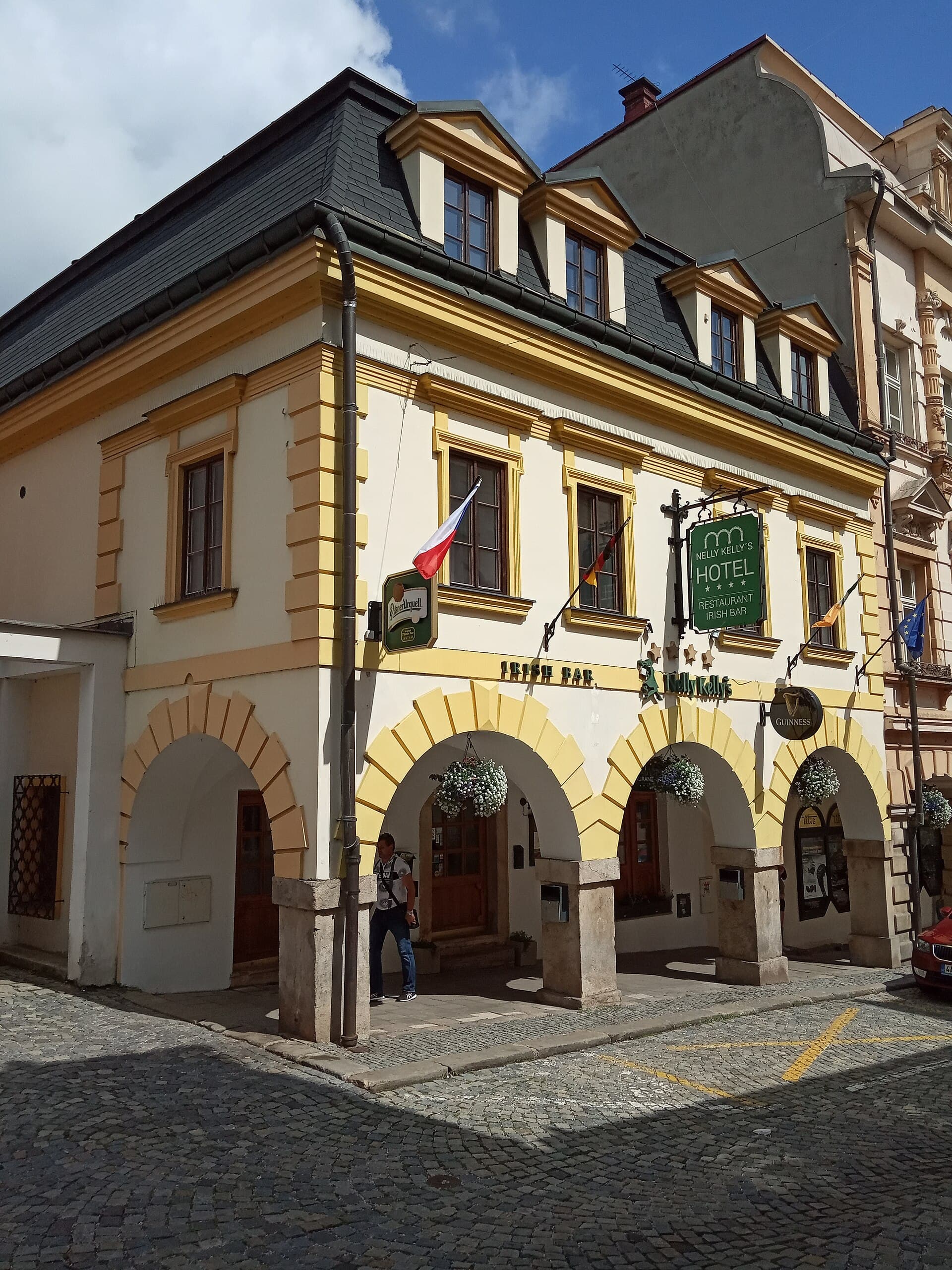 Hotel Nelly Kelly´s (via Wikimedia Commons, CC BY-SA 3.0)