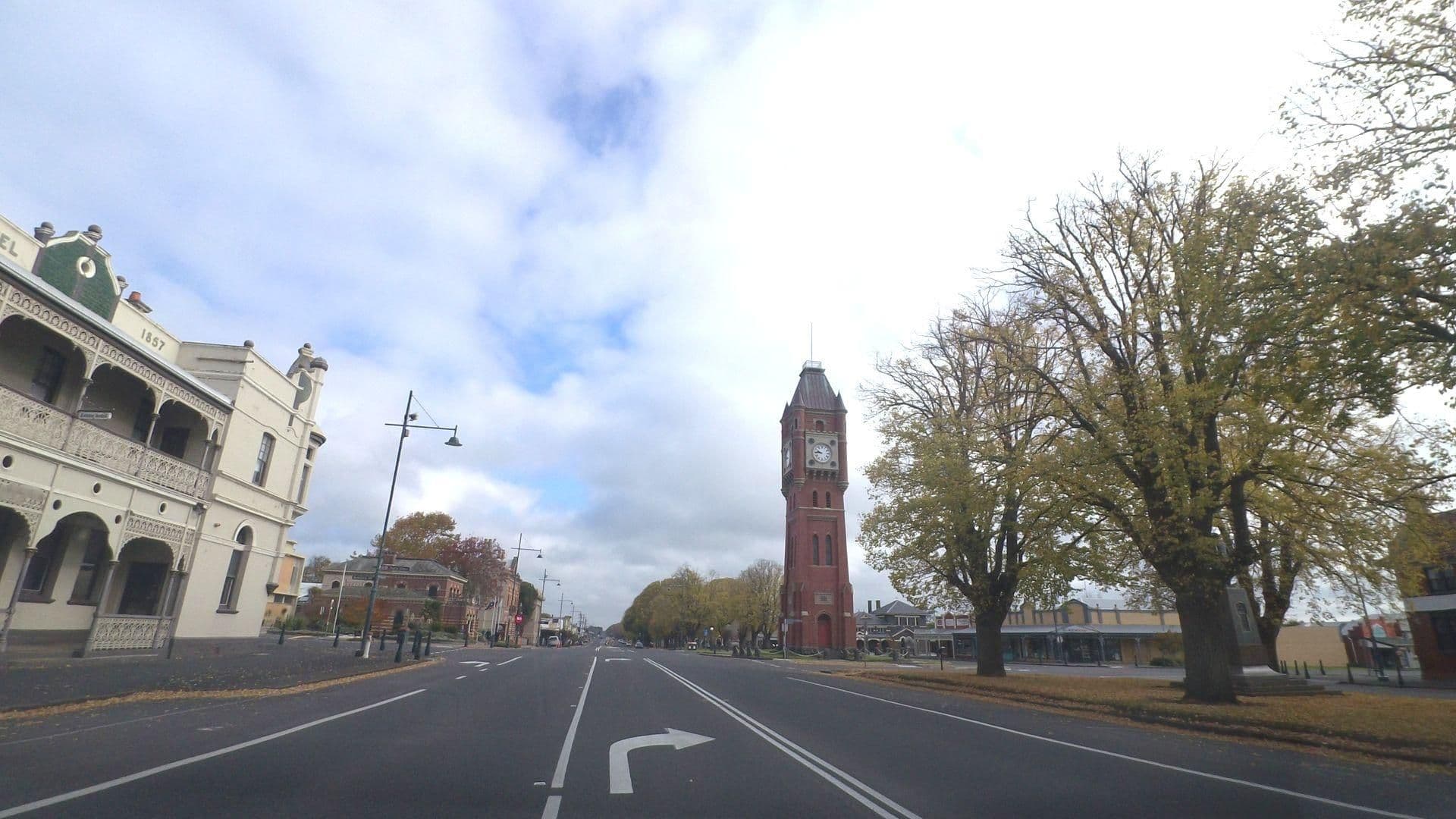 Street view near Leura Hotel, Cobden — © mander (CC BY-SA · Mapillary)