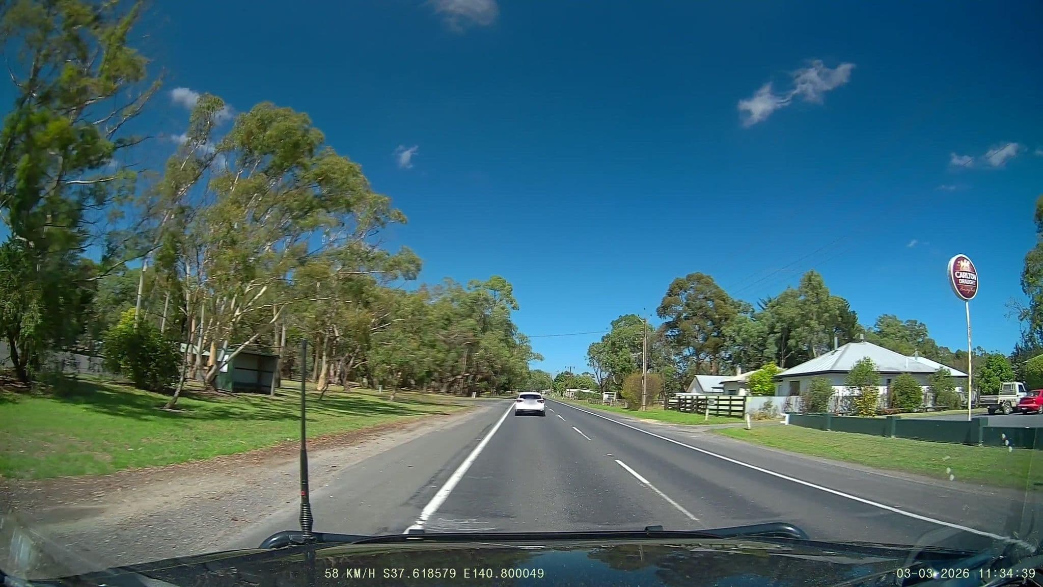 Street view near The Pines Hotel, Mount Gambier — © fizzie (CC BY-SA · Mapillary)