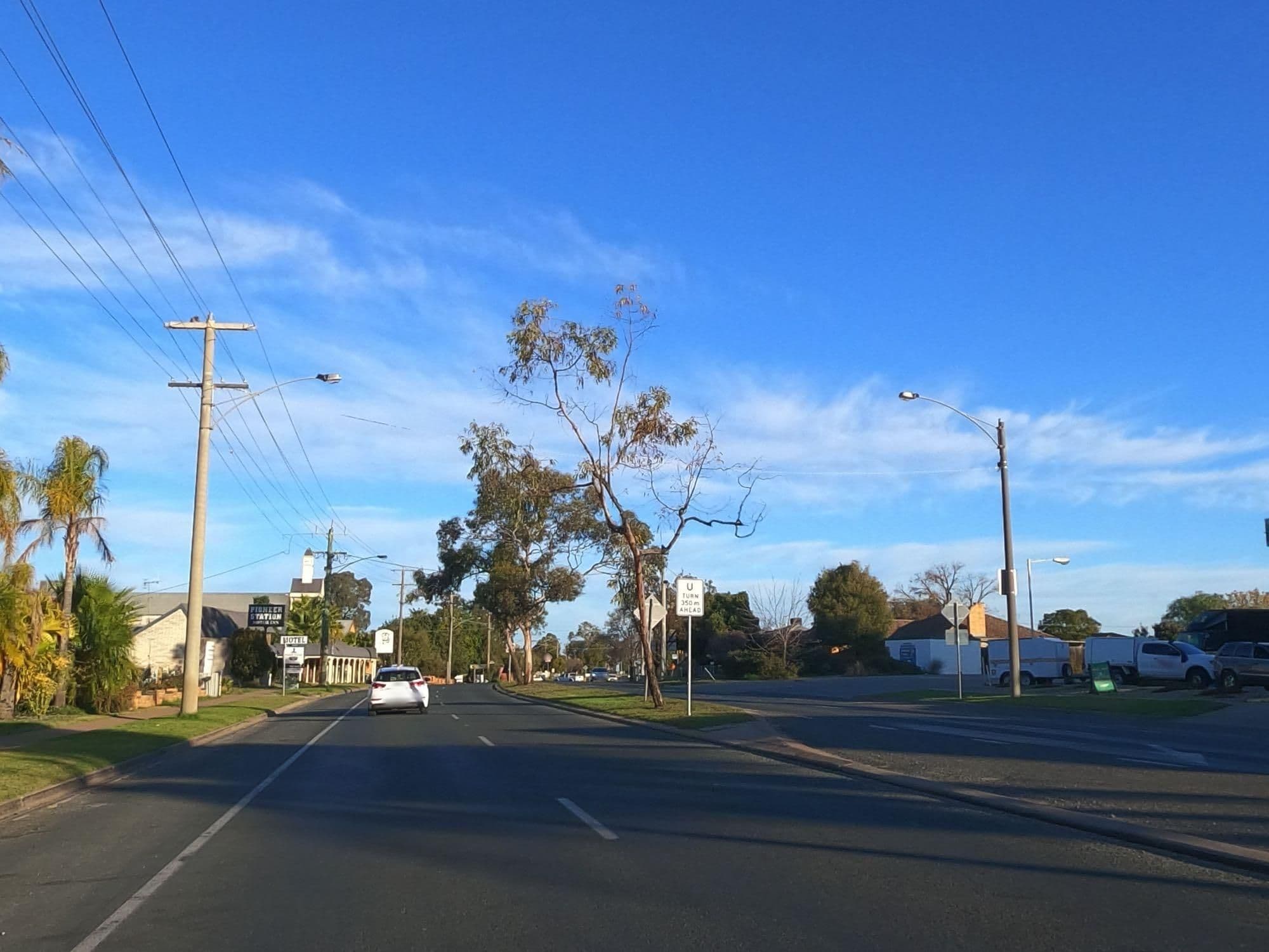 Street view near Sundowner Swan Hill Resort, Swan Hill — © r33za (CC BY-SA · Mapillary)