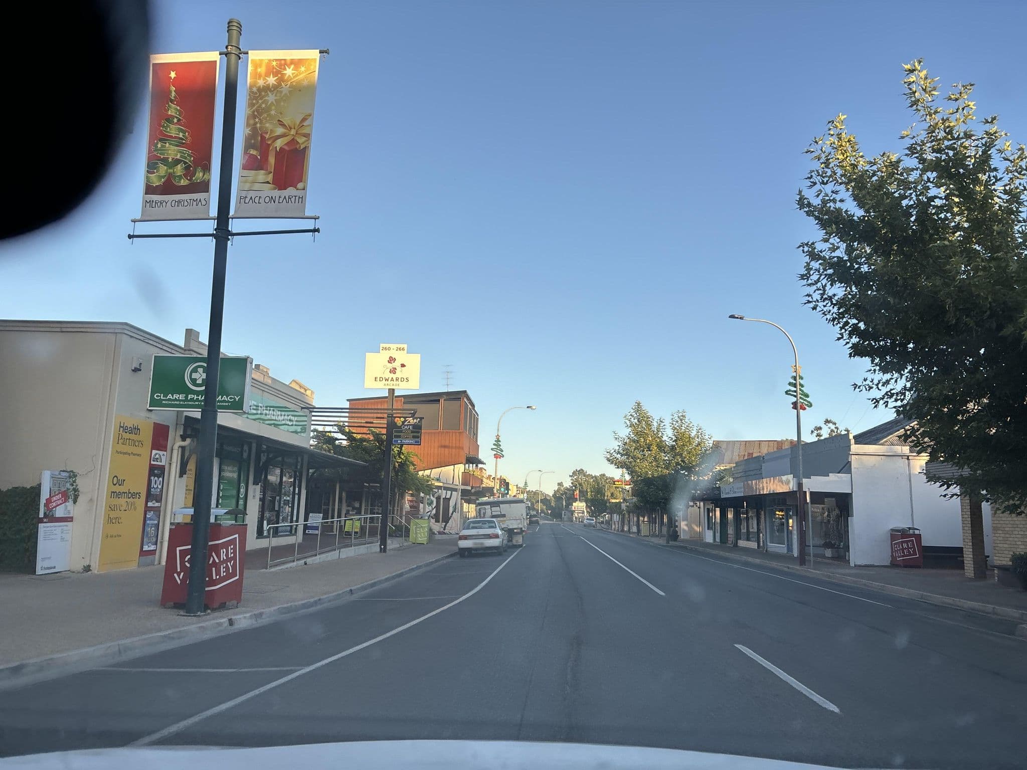 Street view near Saddleworth Hotel, Clare — © niety001 (CC BY-SA · Mapillary)