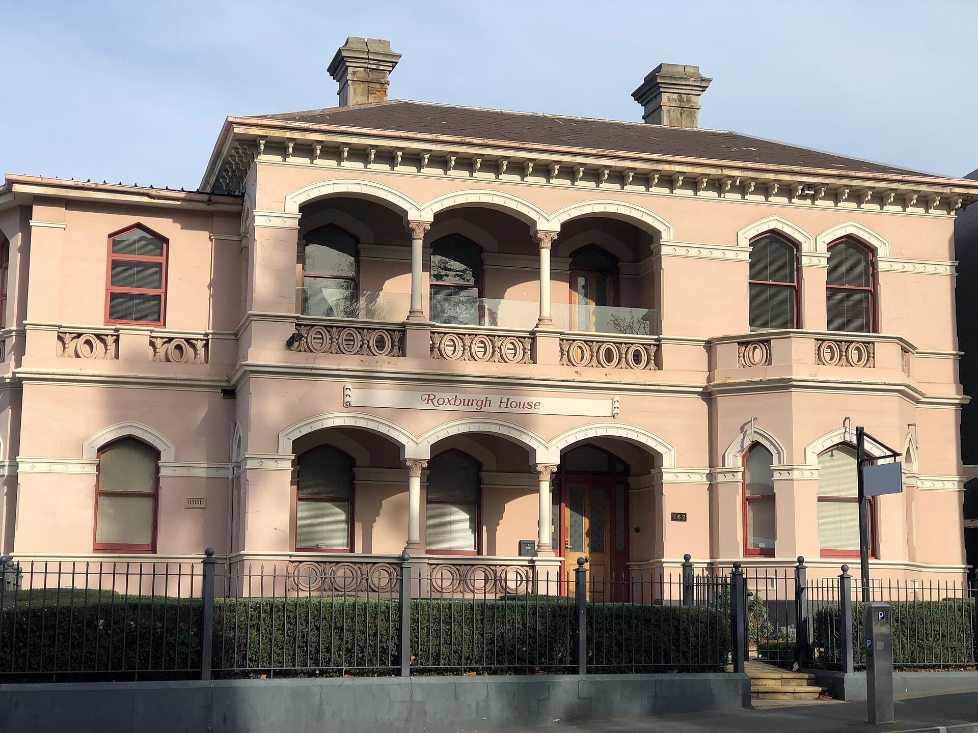 Roxburgh House Apartments (via Wikimedia Commons, CC BY-SA 4.0)