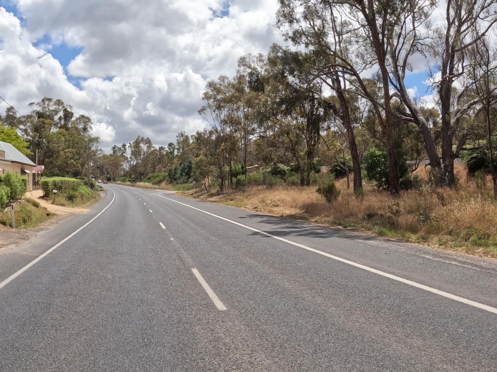 Street view near Old England Accomodation and Retreat, Castlemaine — © skillsy (CC BY-SA · Mapillary)