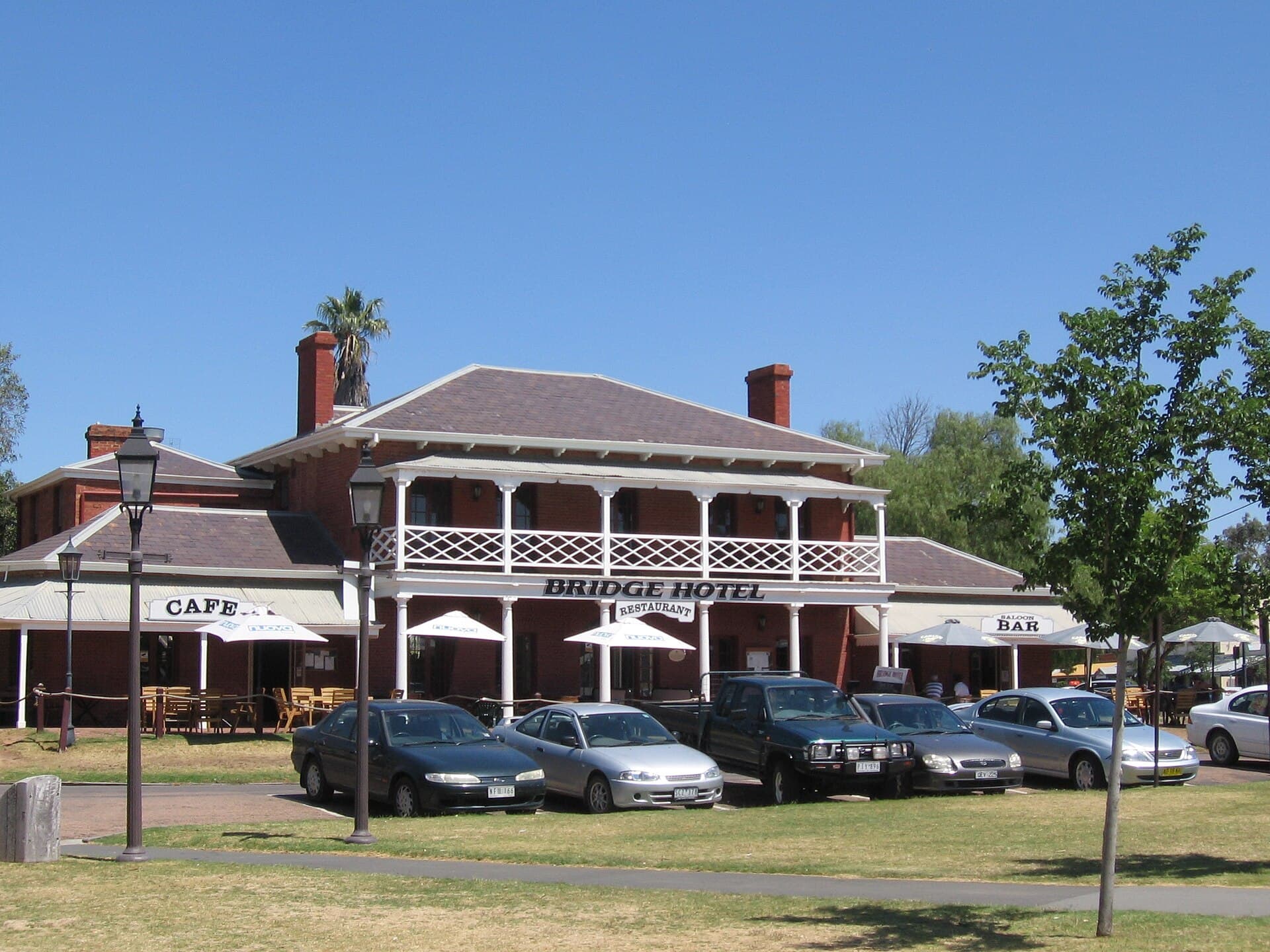 Henry's Bridge Hotel Echuca (via Wikimedia Commons, CC BY-SA 4.0)