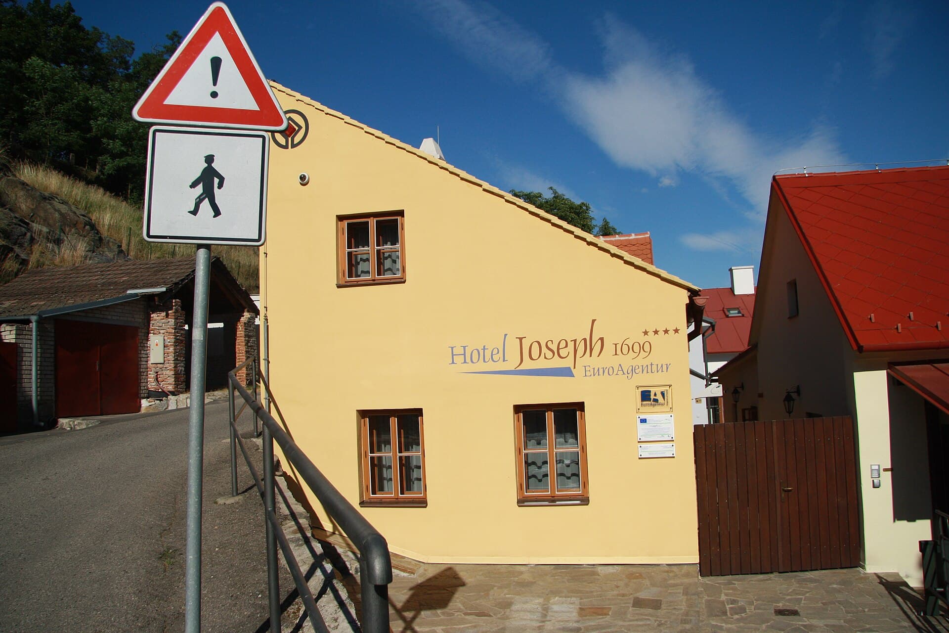 Hotel Joseph 1699 (via Wikimedia Commons, CC BY-SA 4.0)