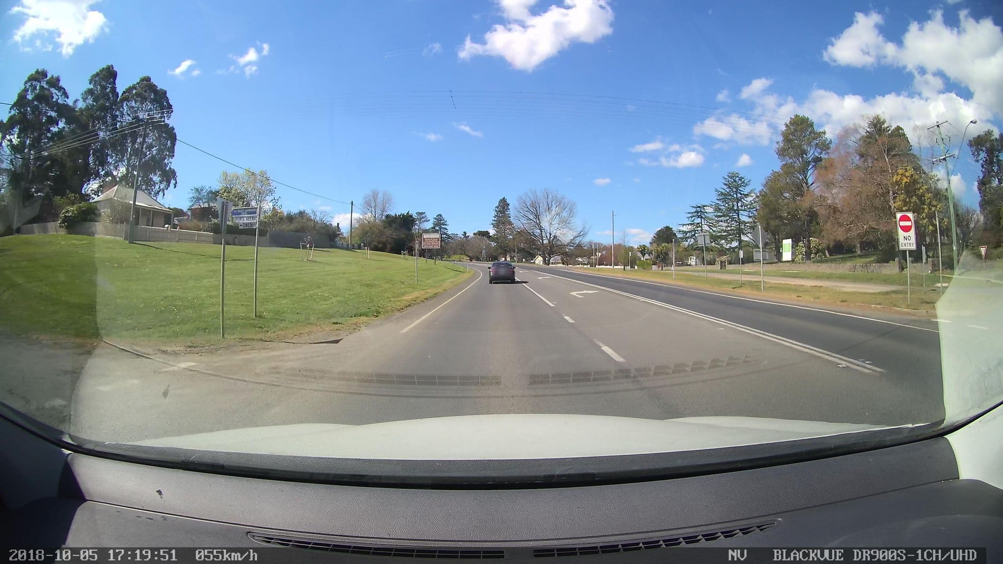 Street view near Reynolds Cottage, Woodend — © eneerhut (CC BY-SA · Mapillary)