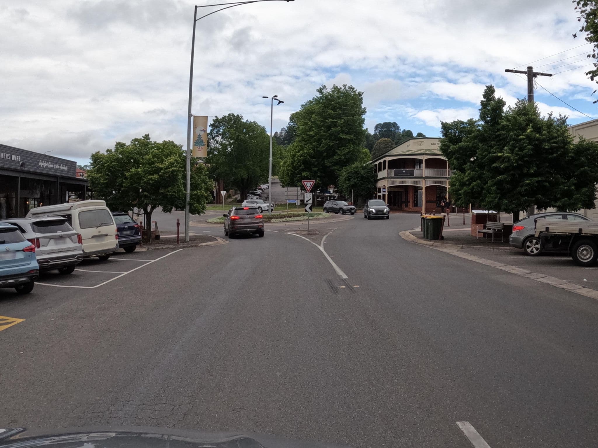 Street view near Daylesford Cottage Directory, Daylesford — © skillsy (CC BY-SA · Mapillary)