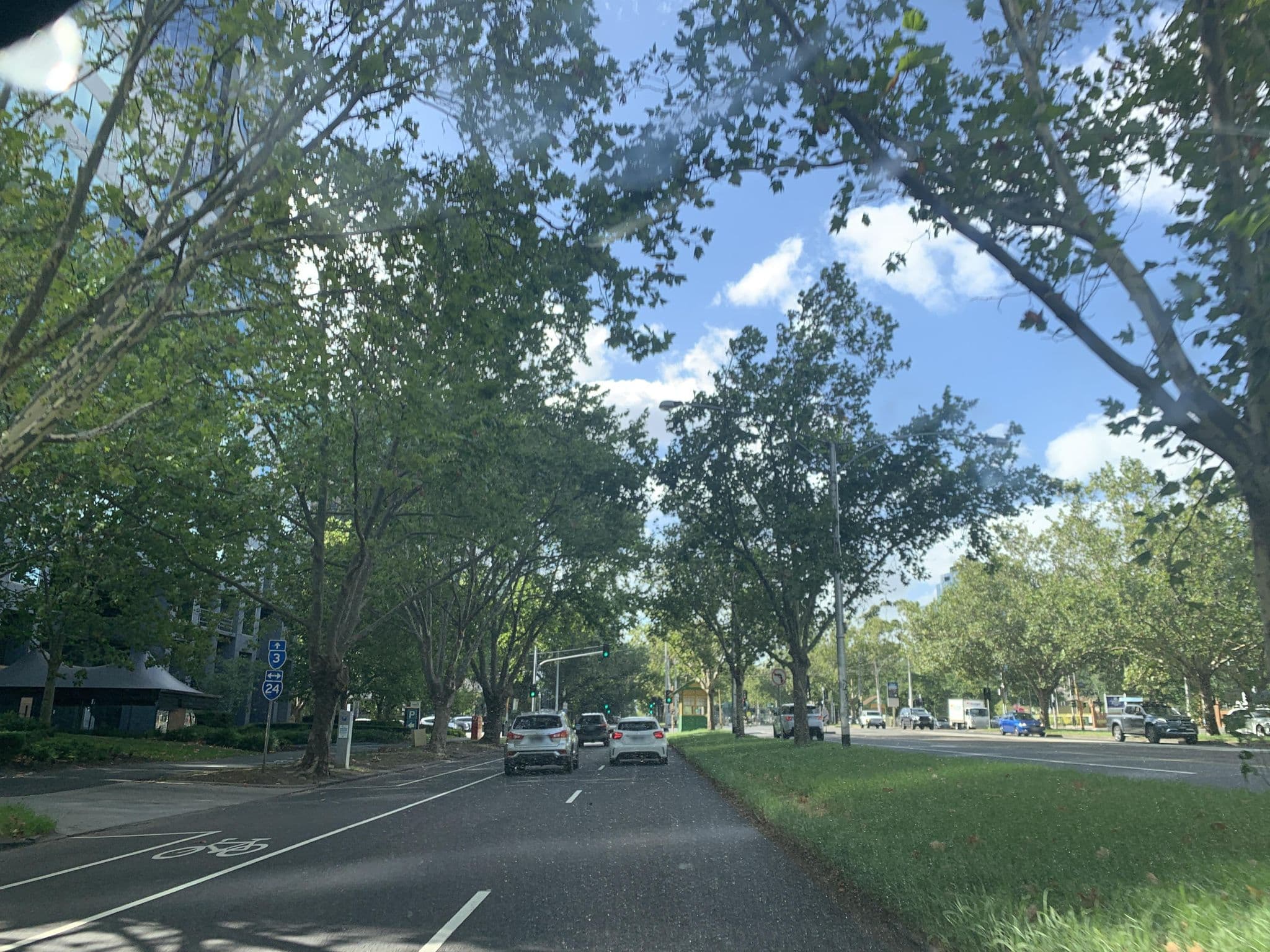 Street view near Park Regis Hotel, Windsor — © diacritic (CC BY-SA · Mapillary)