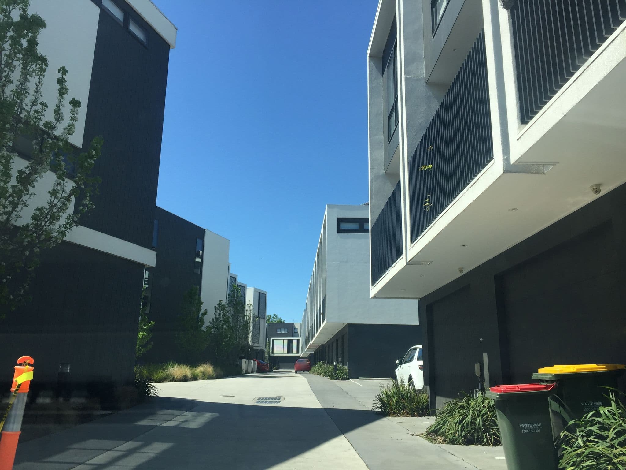 Street view near Jika International Motel, Alphington — © ayk (CC BY-SA · Mapillary)