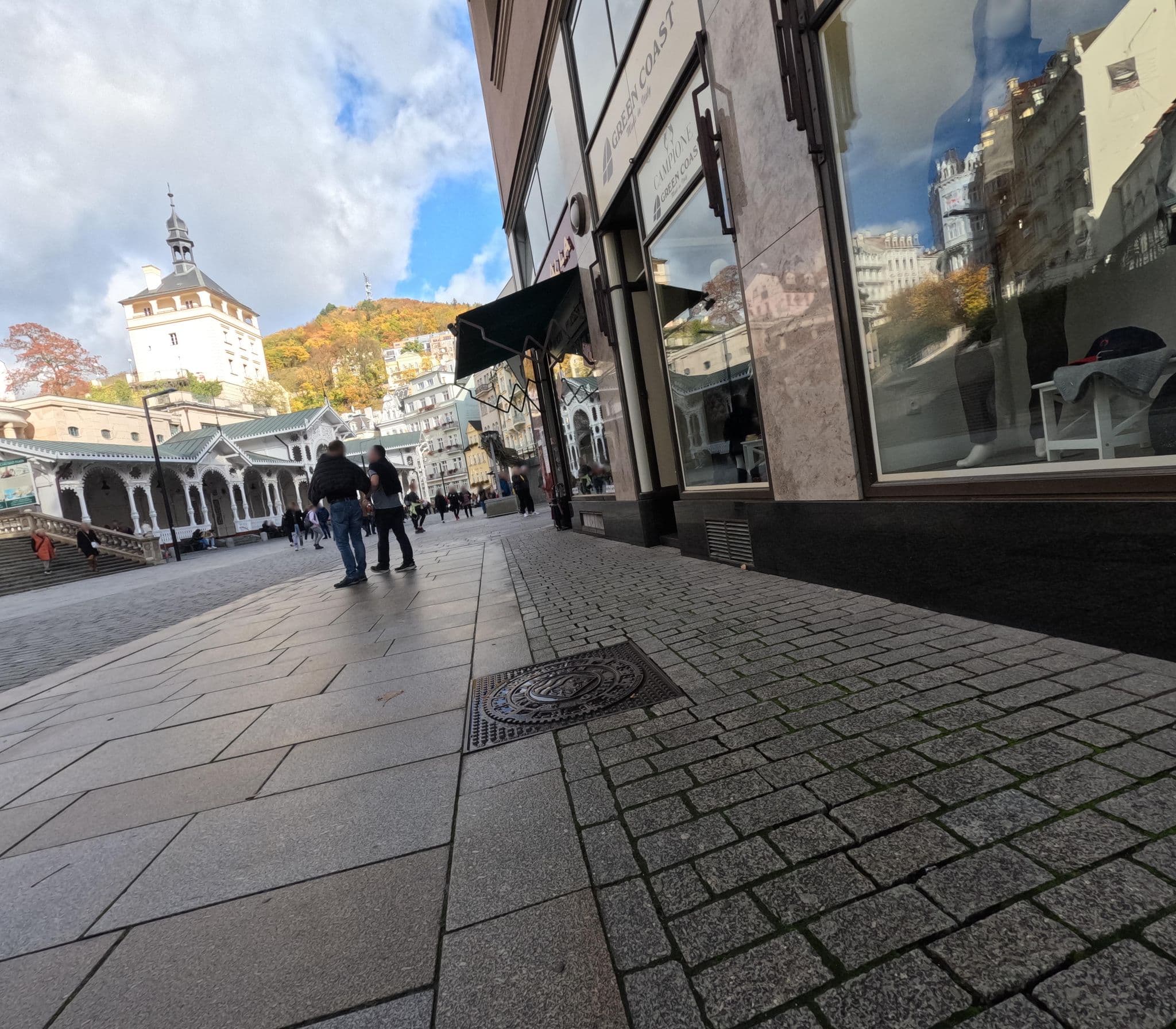 Street view near Romance Puškin, Karlovy Vary