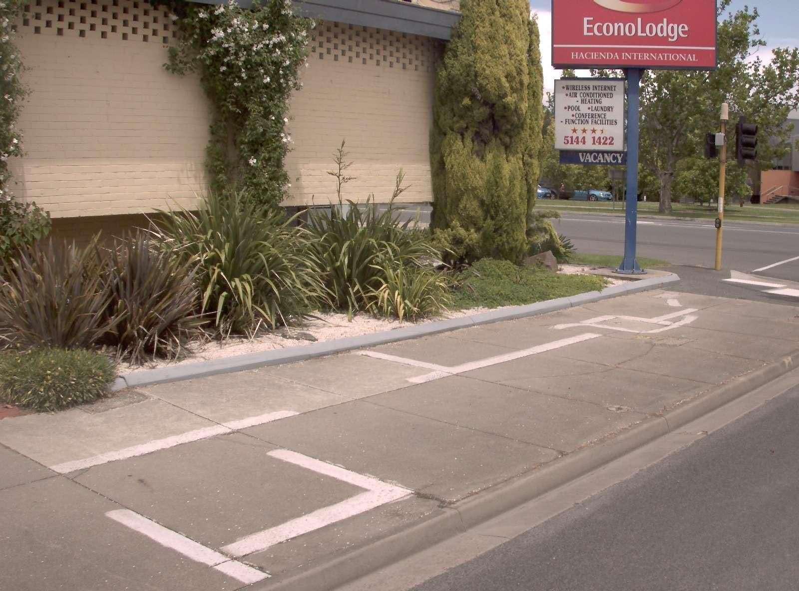 Street view near Hacienda Motor Inn and Conference Centre, Sale — © vicroads (CC BY-SA · Mapillary)