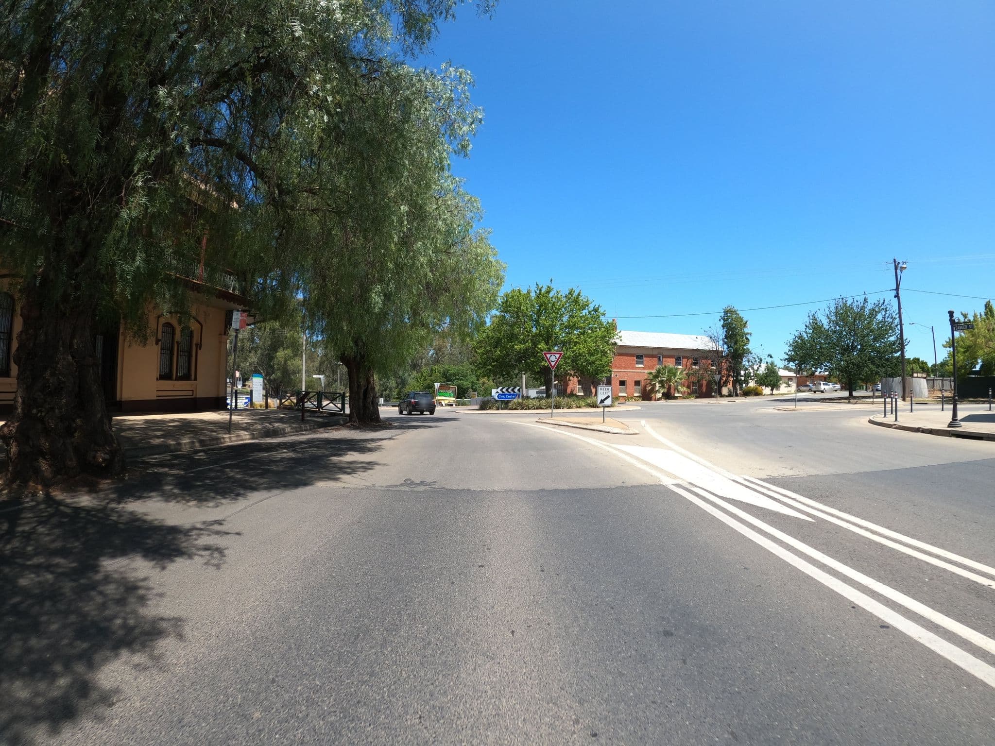 Street view near Alzad, Corowa — © r33za (CC BY-SA · Mapillary)