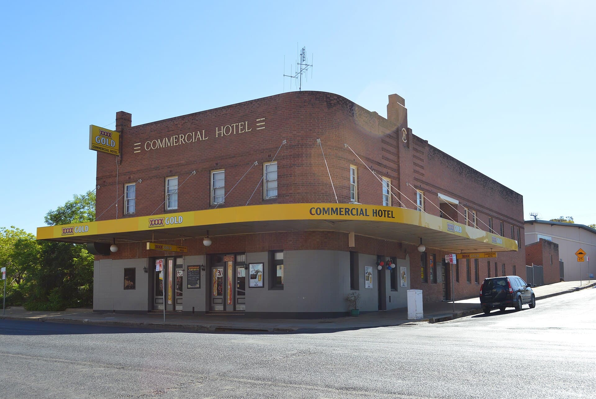 Commercial Hotel Parkes (via Wikimedia Commons, CC BY 3.0)