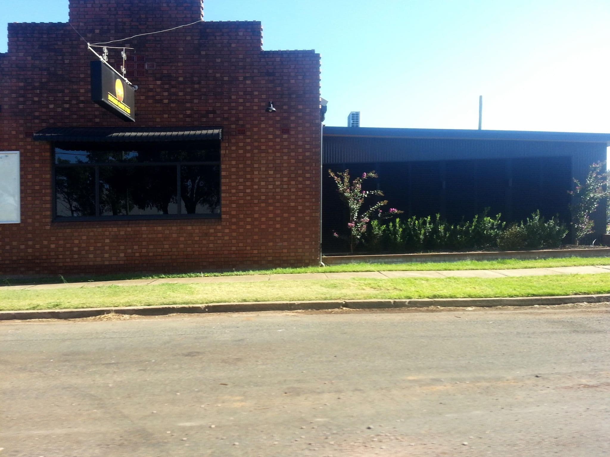 Street view near Bogan Gate Railway Hotel, Parkes — © bob3bob3 (CC BY-SA · Mapillary)