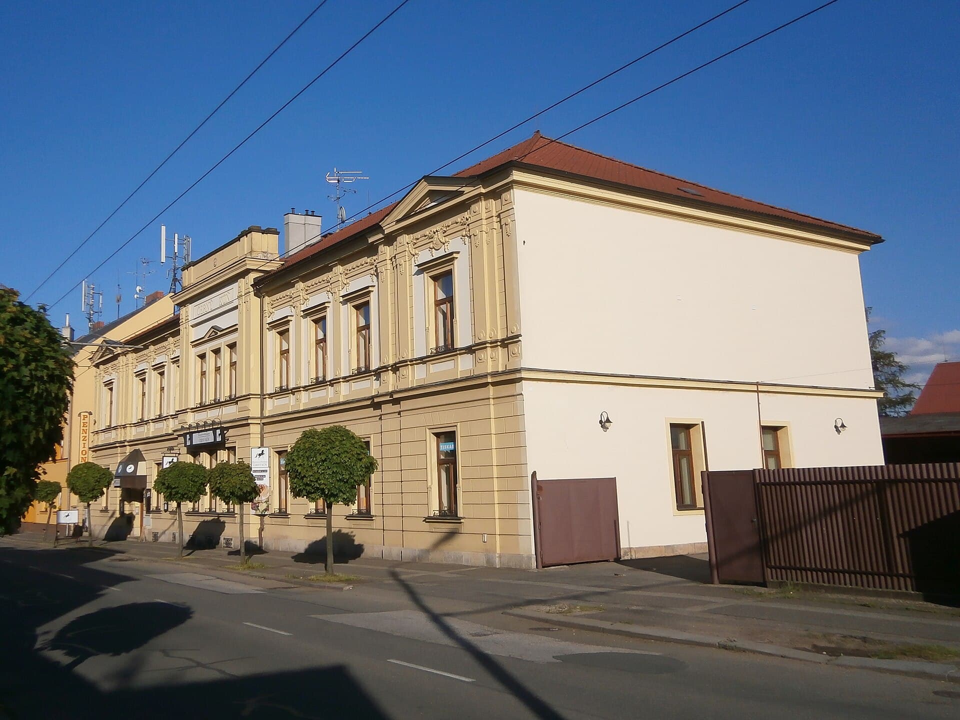 Černý kůň (via Wikimedia Commons, CC BY-SA 4.0)