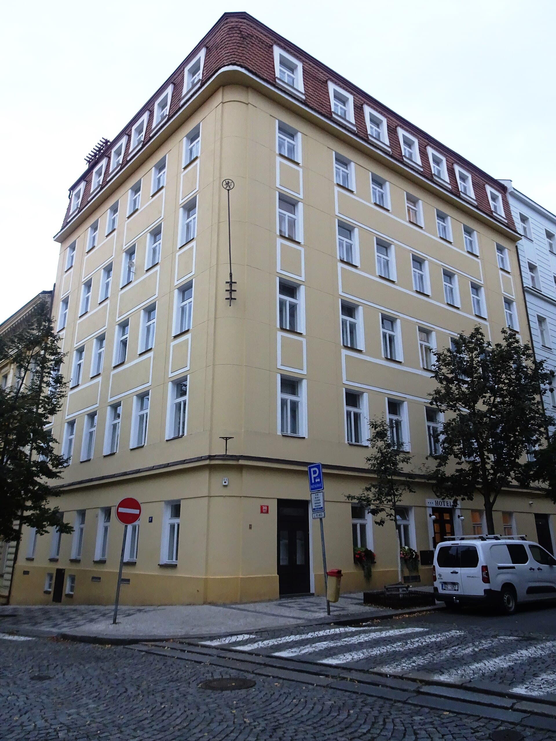 Hotel Orion (via Wikimedia Commons, CC BY-SA 4.0)