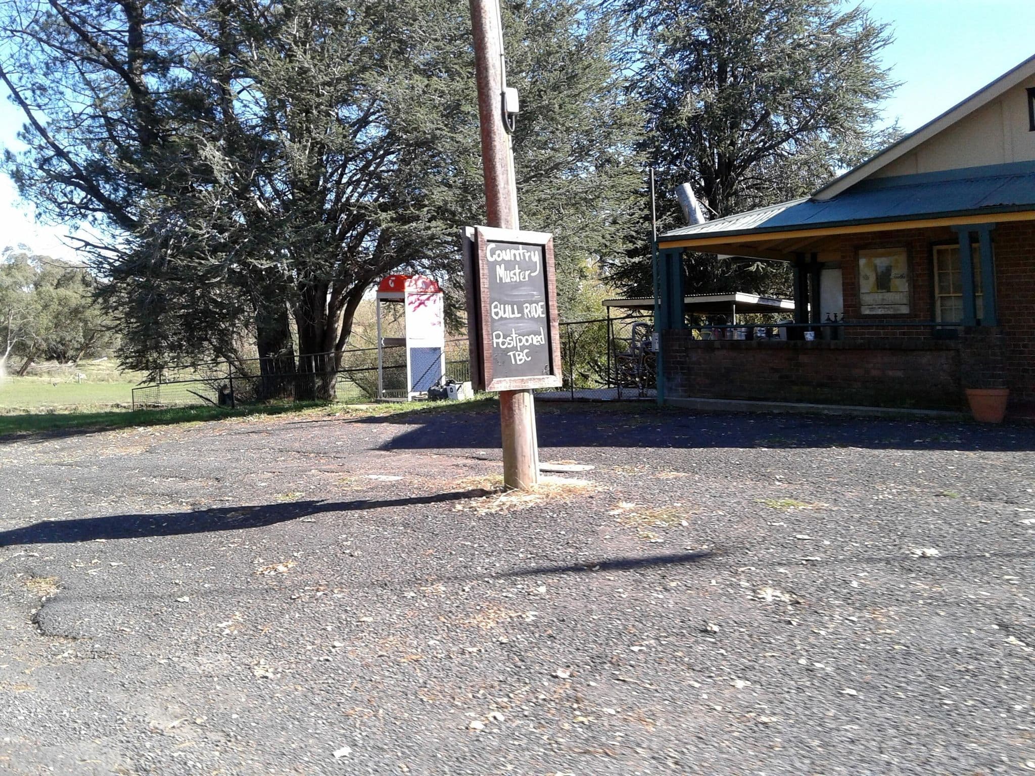 Street view near Neville Hotel, Blayney — © bob3bob3 (CC BY-SA · Mapillary)