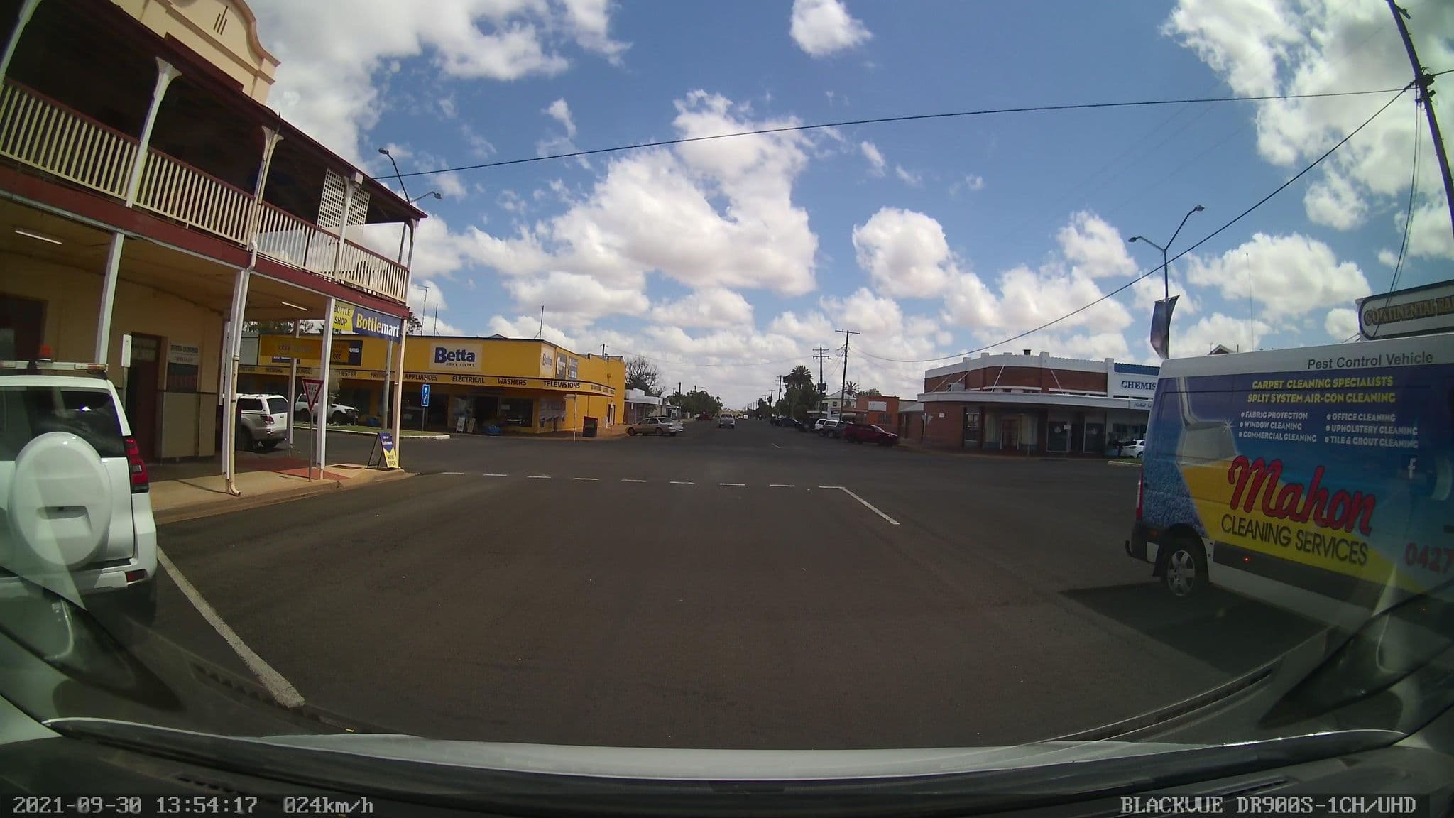 Street view near Corones Hotel, Charleville — © bob3bob3 (CC BY-SA · Mapillary)