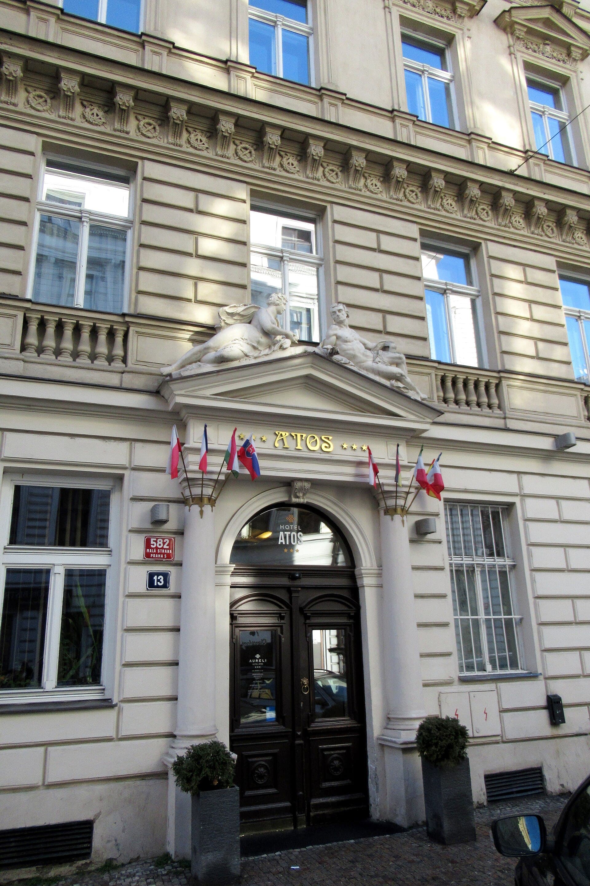 Hotel Atos (via Wikimedia Commons, CC BY 4.0)