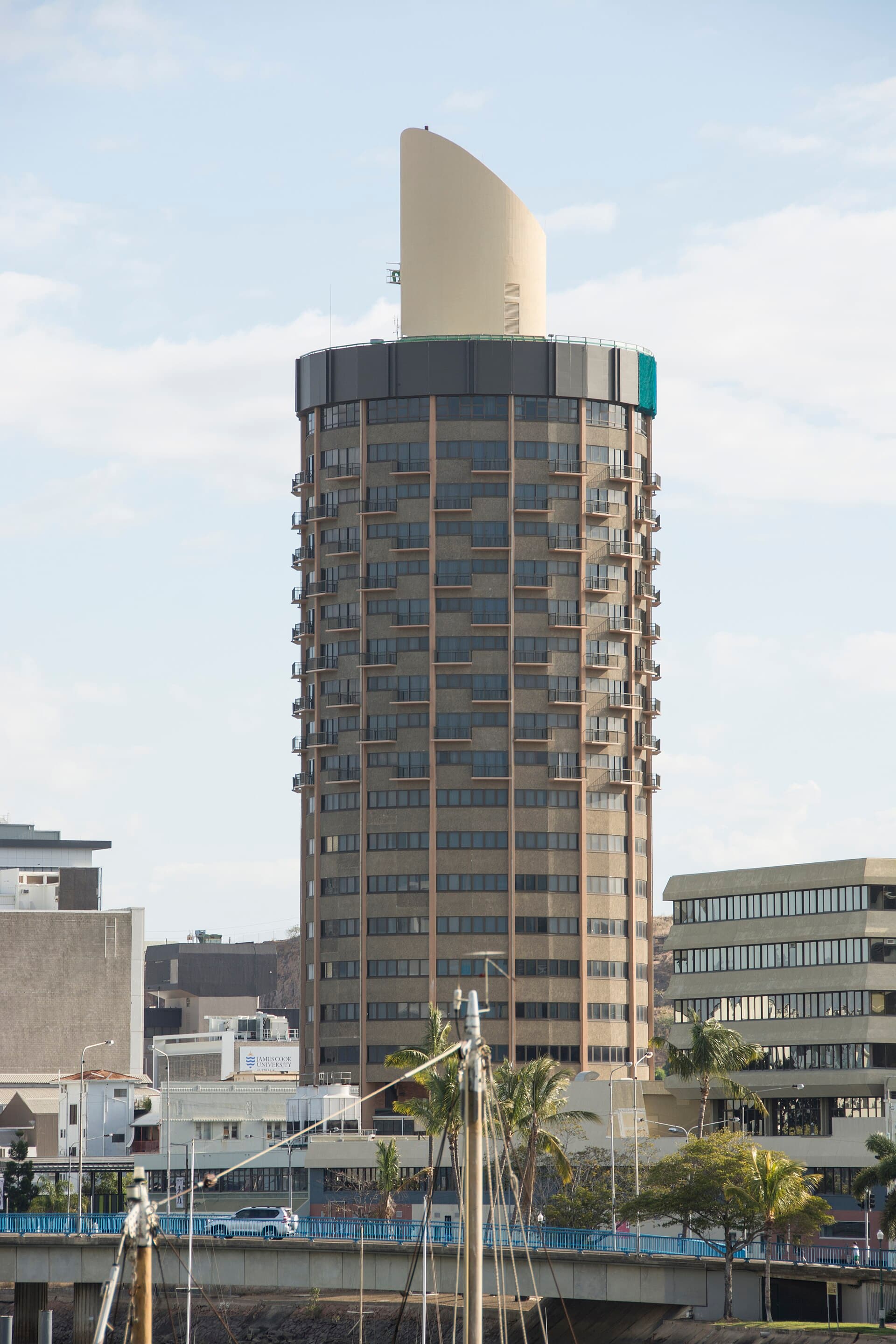 Holiday Inn Townsville (via Wikimedia Commons, CC BY-SA 4.0)