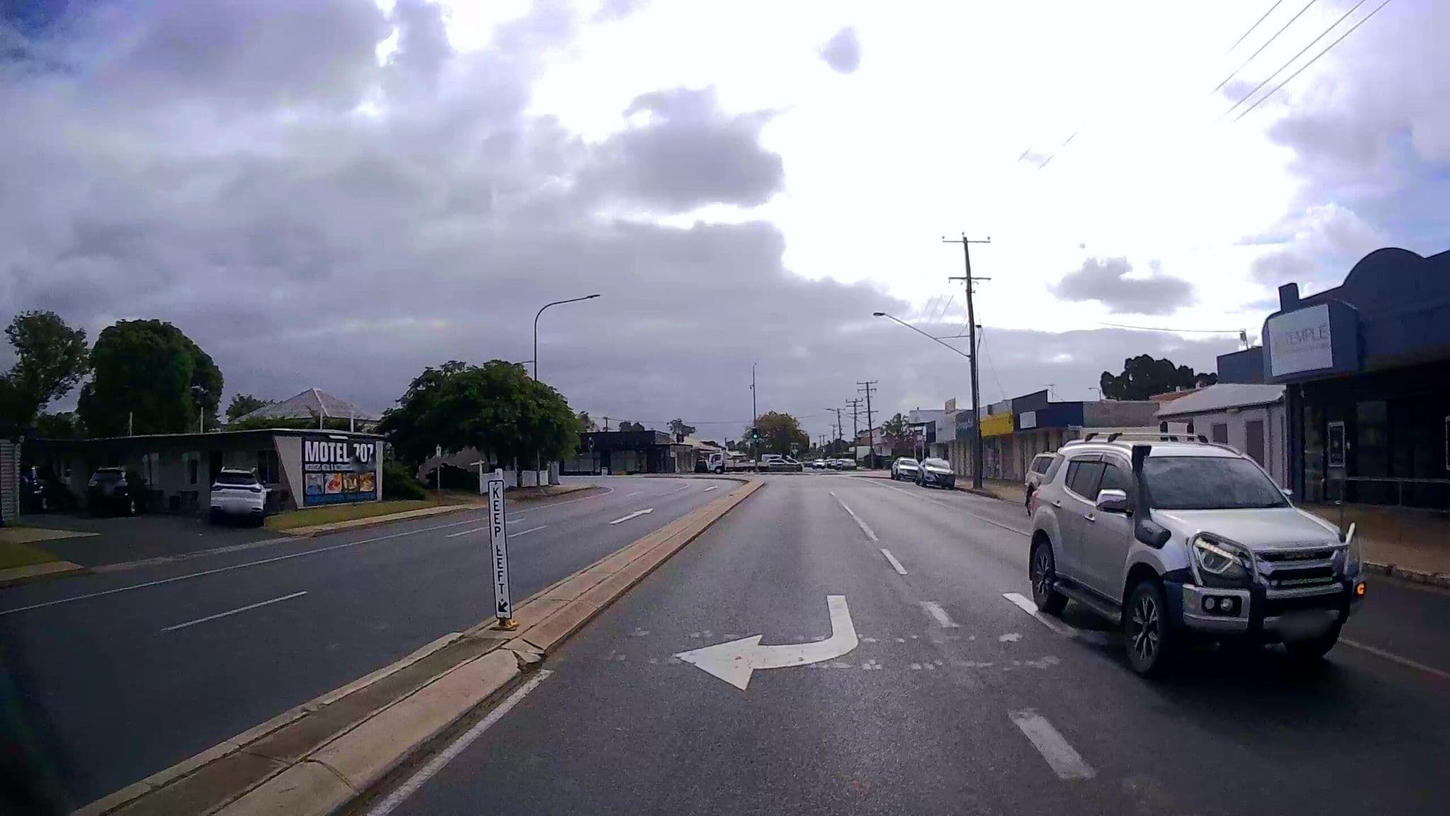 Street view near Explorers Inn, Emerald — © bob3bob3 (CC BY-SA · Mapillary)