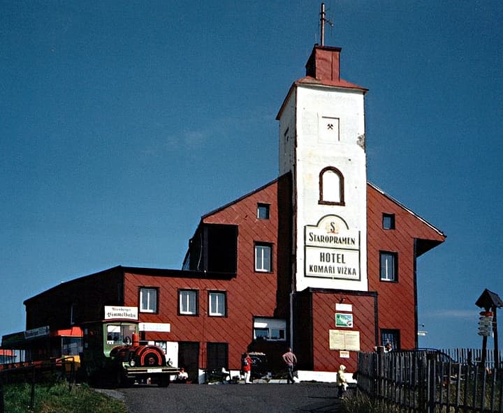 Horský hotel Komáří Vížka (via Wikimedia Commons, CC BY-SA 2.0 de)