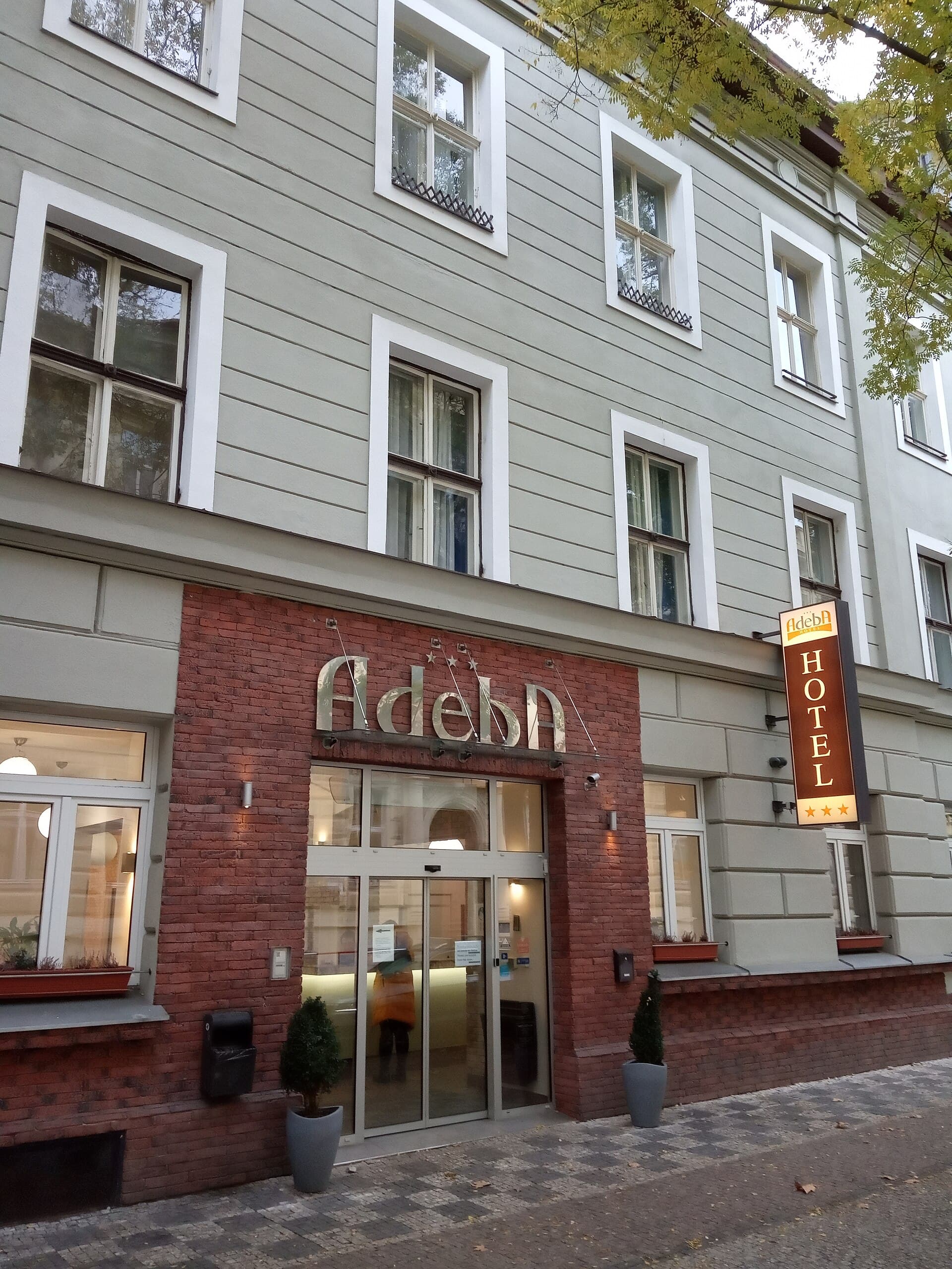 Hotel Adeba (via Wikimedia Commons, CC BY-SA 4.0)
