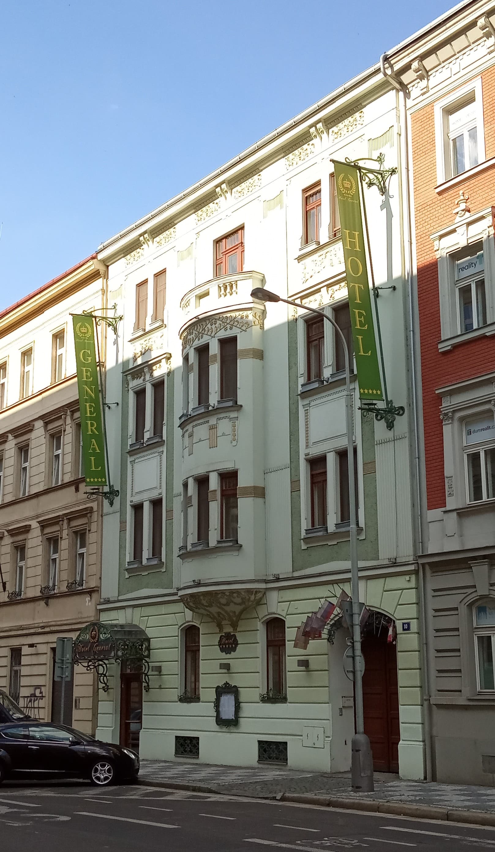 Hotel General (via Wikimedia Commons, CC BY-SA 4.0)