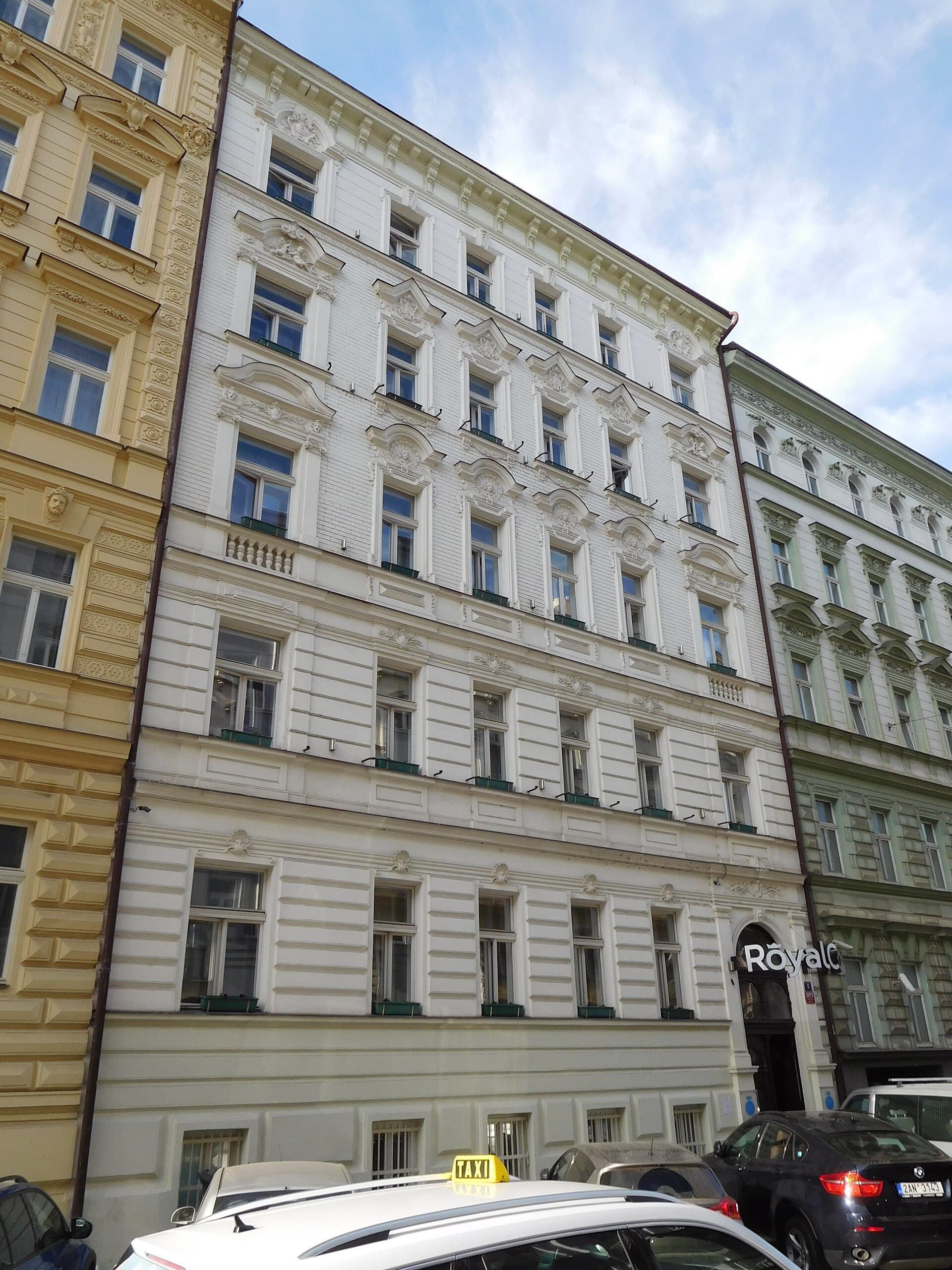 Royal Court Hotel (via Wikimedia Commons, CC BY-SA 3.0)