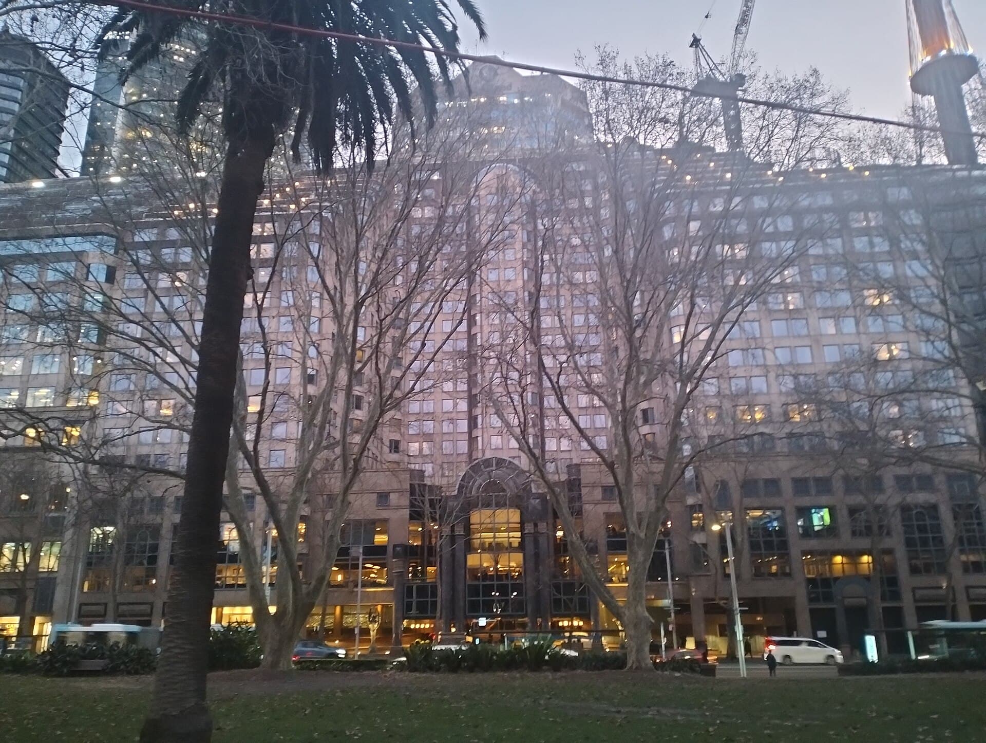 Sheraton Grand Sydney Hyde Park (via Wikimedia Commons, CC BY-SA 4.0)
