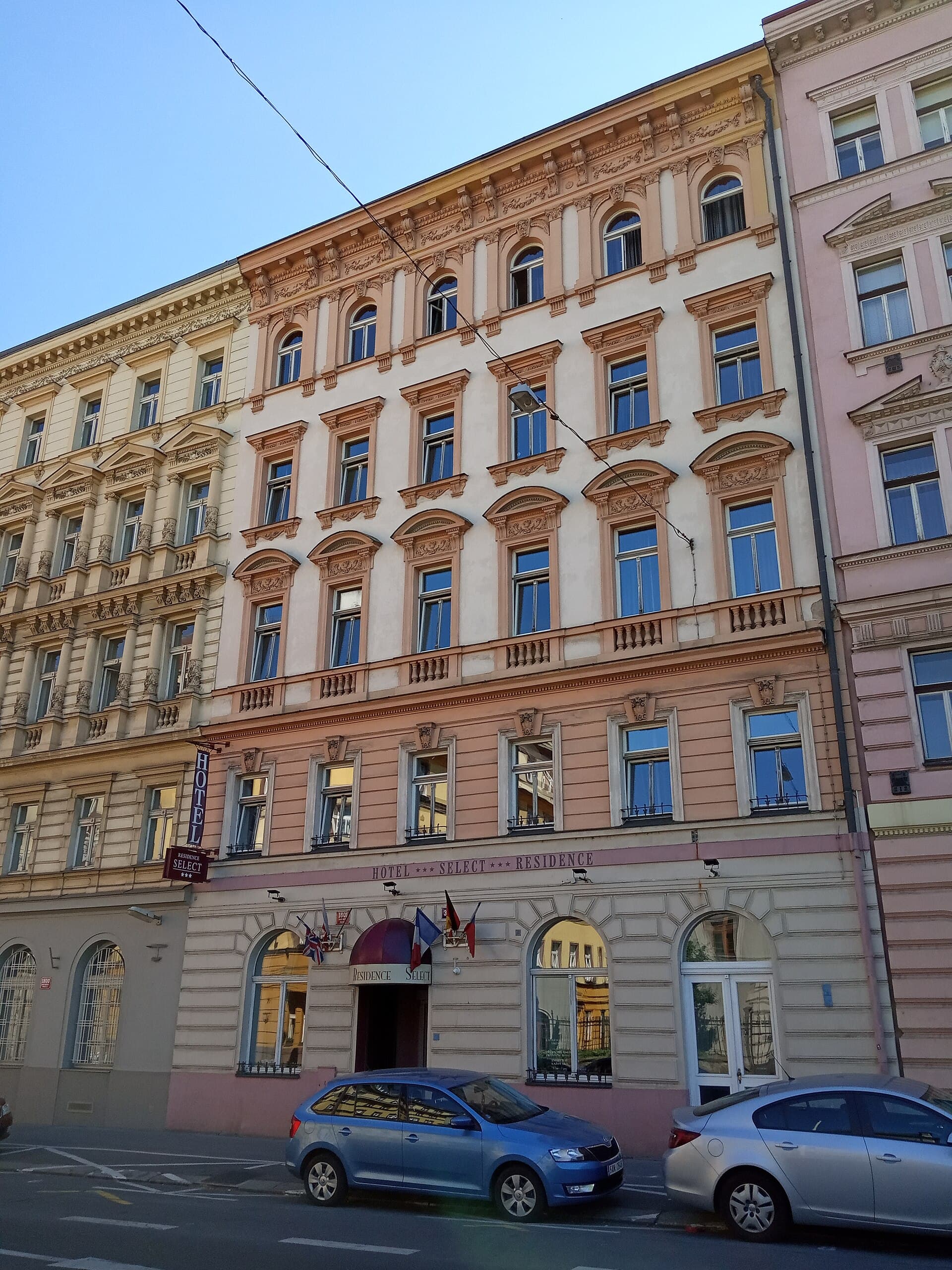Hotel Residence Select (via Wikimedia Commons, CC BY-SA 3.0)