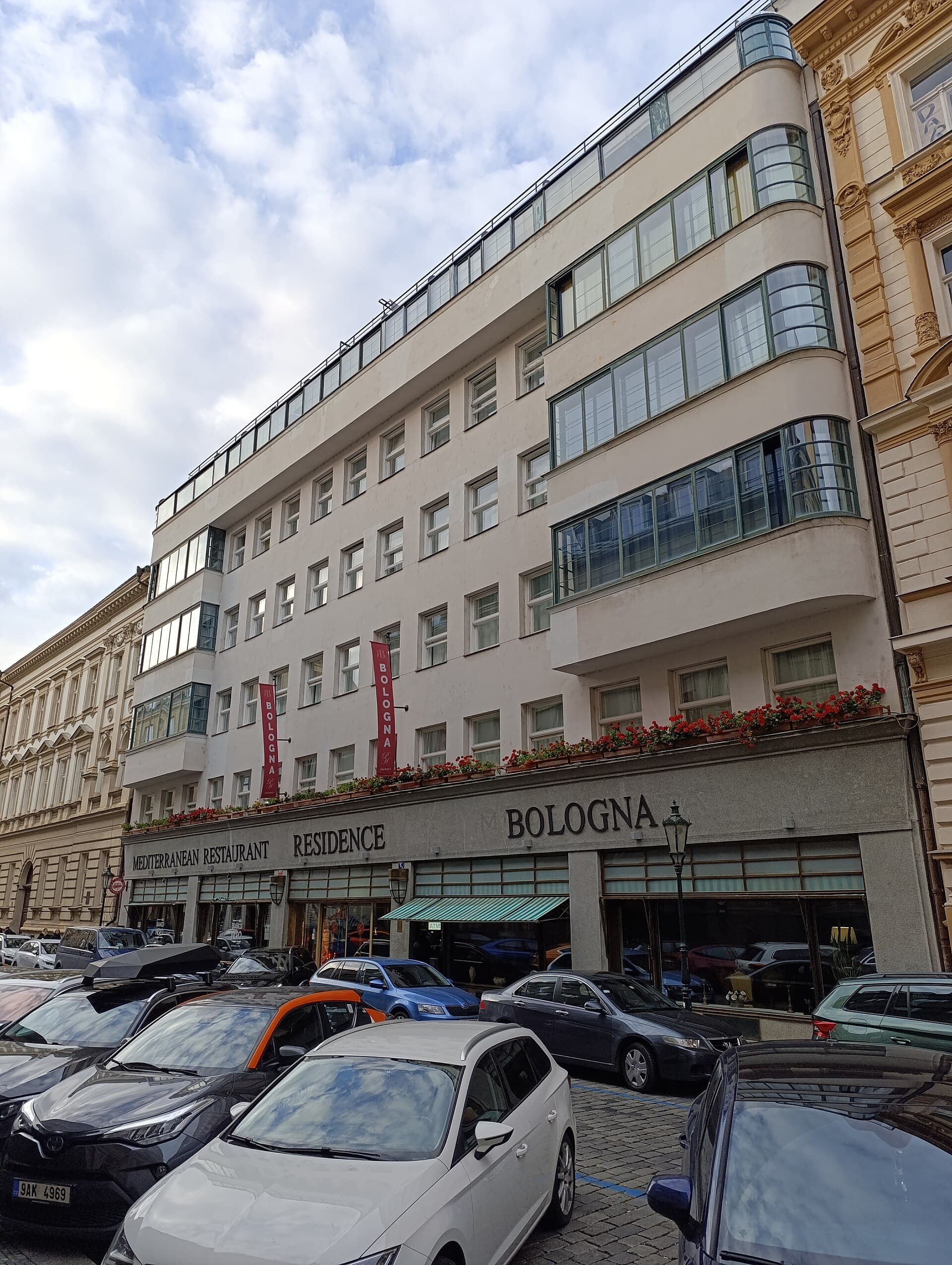 Residence Bologna (via Wikimedia Commons, CC BY-SA 4.0)